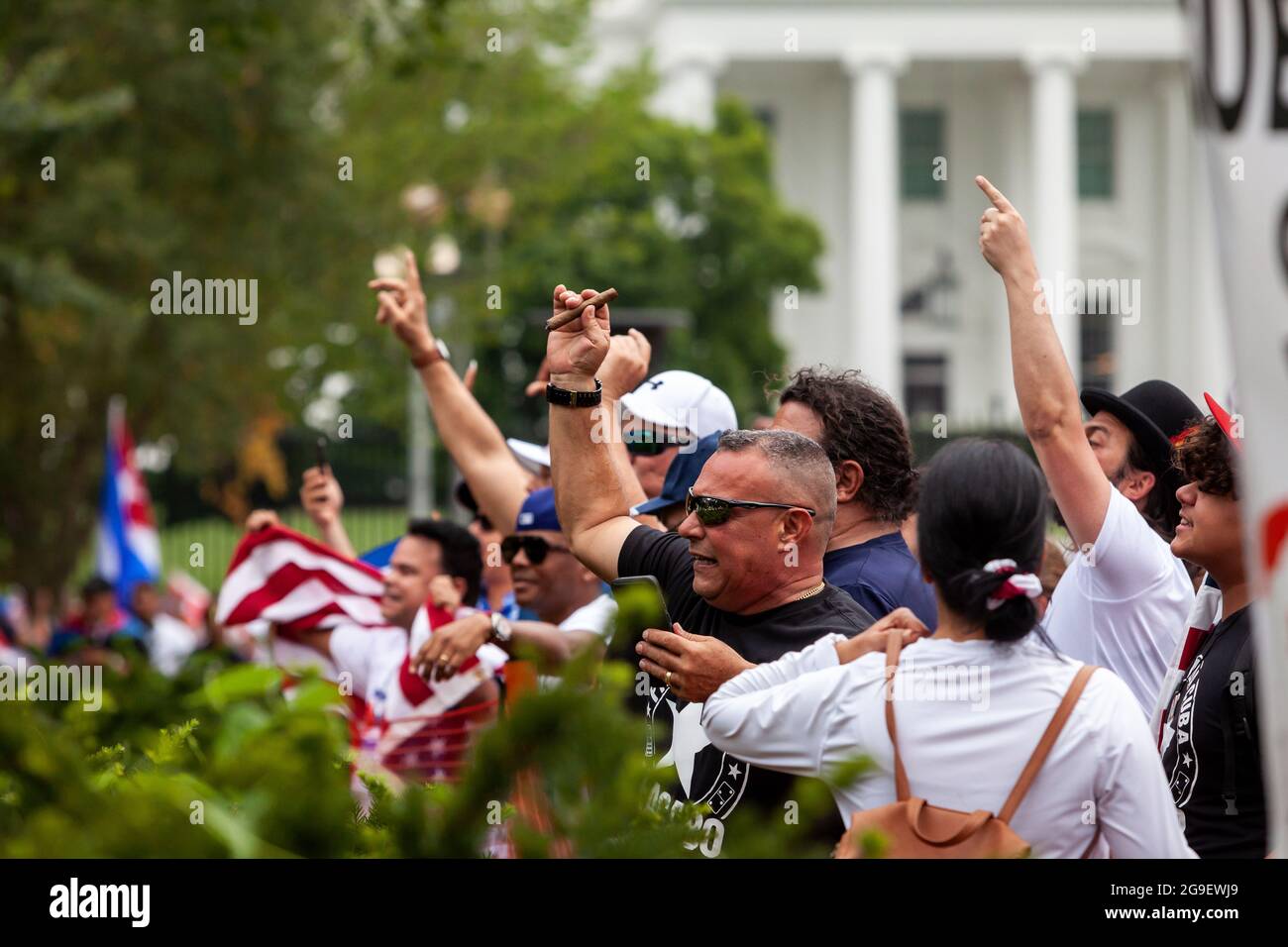 Washington, DC, USA, 25. Juli 2021. Im Bild: SOS Cuba Gegendemonstler für eine US-Militärintervention in Kuba brüllen und brüllen auf Let Cuba Live Demonstranten, die ein Ende der US-Blockade auf der Insel fordern, aber keine Reaktion provozieren können. Die beiden Proteste fanden auf dem Lafayette Square vor dem Weißen Haus statt, getrennt durch provisorische Kunststoffzäune und eine Reihe von Polizeibeamten der Park Police und des Geheimdienstes. Kredit: Allison Bailey / Alamy Live Nachrichten Stockfoto