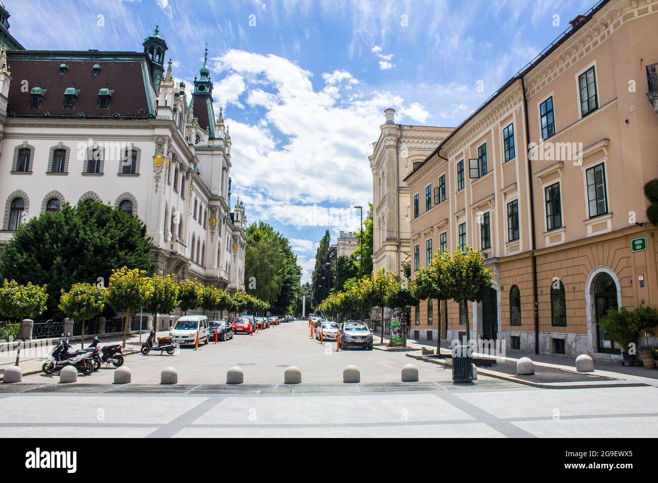 Ljubljana, Slowenien - 15. Juli 2017: Blick auf das Universitätsgebäude auf dem Kongressplatz an einem sonnigen Tag Stockfoto