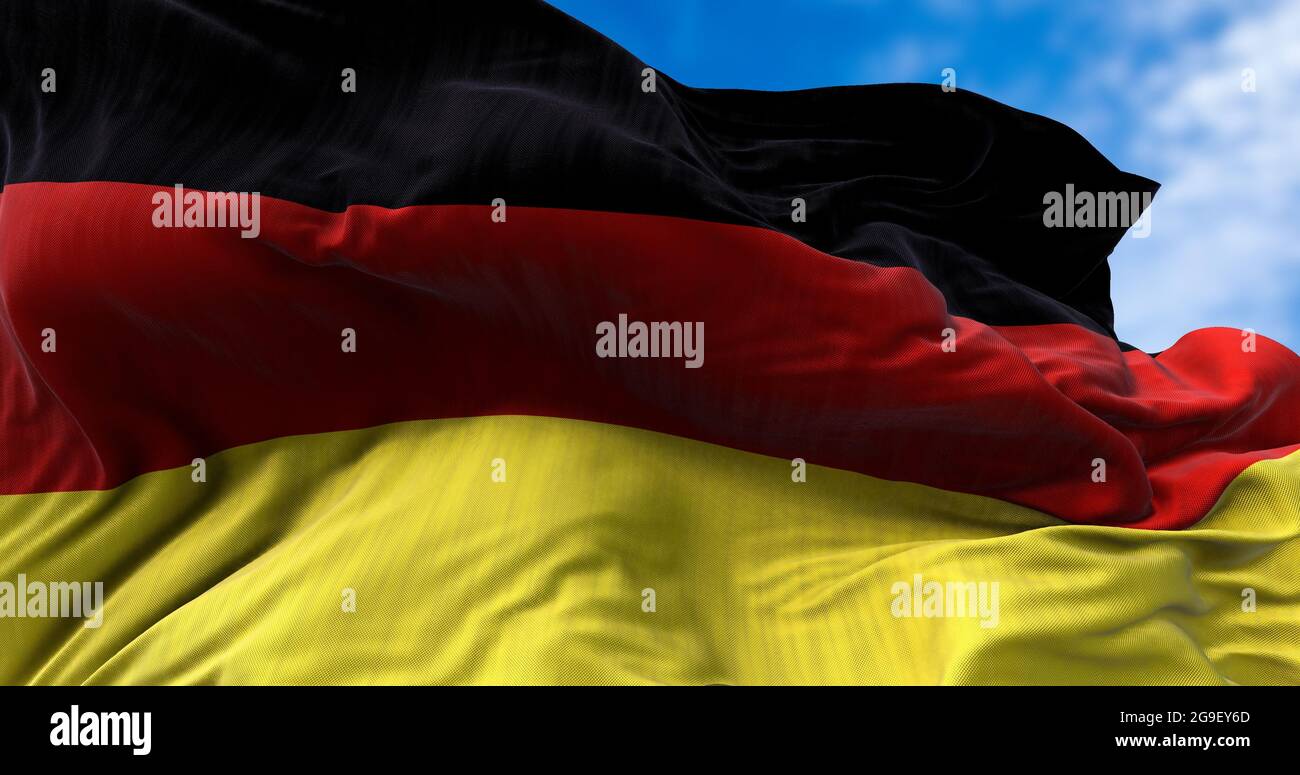 Detail der Nationalflagge Deutschlands, die im Wind fliegt. Demokratie und Politik. Europäisches Land. Stockfoto
