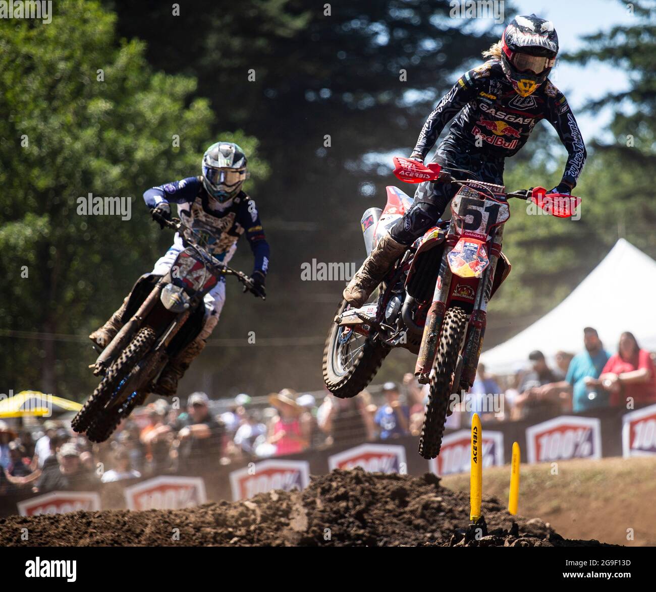 JUL 24 2021 Washougal, WA USA Troy Lee Designs/ Red Bull/ GASGAS Factory Justin Barcia (51) und Monster Energy Star Racing Yamaha Dylan Ferrandis (14) bekommt Luft in den Kämpfen in Abschnitt 34 um den 4. Platz während des Lucas Oil Pro Motocross Washougal 450 Klasse Moto # 1 im Washougal MX Park Washougal, WA Thurman James/CSM Stockfoto