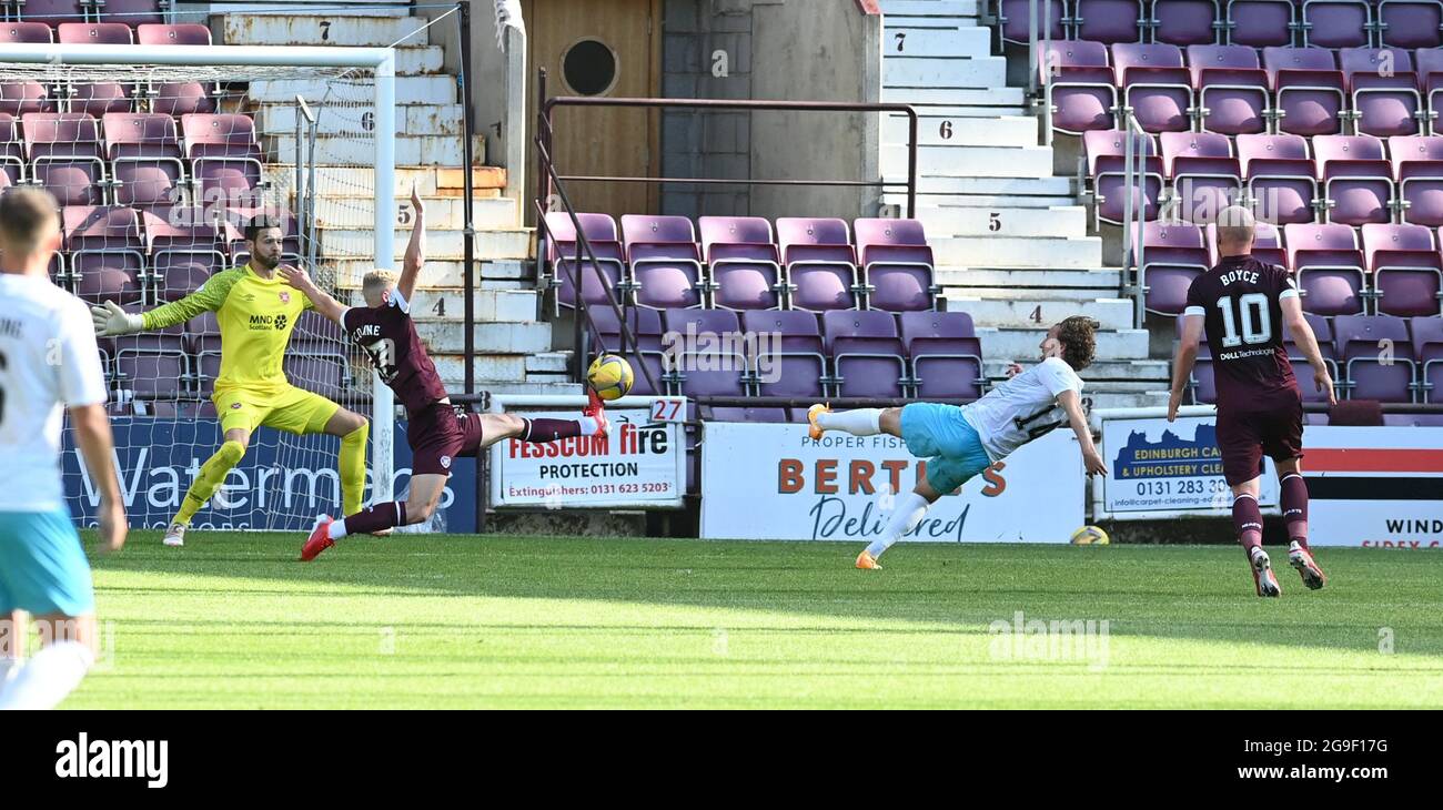 Tynecastle Park .Edinburgh.Schottland.Großbritannien. 25. Juli 21 Hearts vs Inverness CT Premier Sports Cup Alex Cochrane (#17) von Heart of Midlothian FC Blocks Tom Walsh (#14) von Inverness Caledonian Thistle FC schoss auf das Tor. Stockfoto