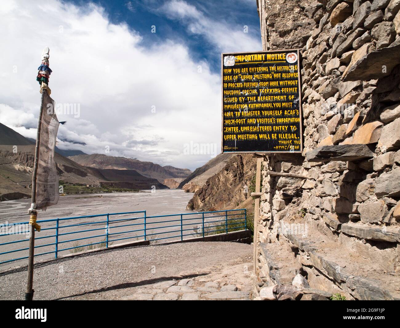 Schild am Anfang der Upper Mustang Restricted Zone, Kagbeni. Stockfoto
