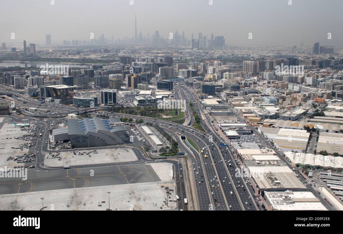 Luftaufnahme von Dubai und dem Internationalen Flughafen an einem rauchigen Tag Stockfoto
