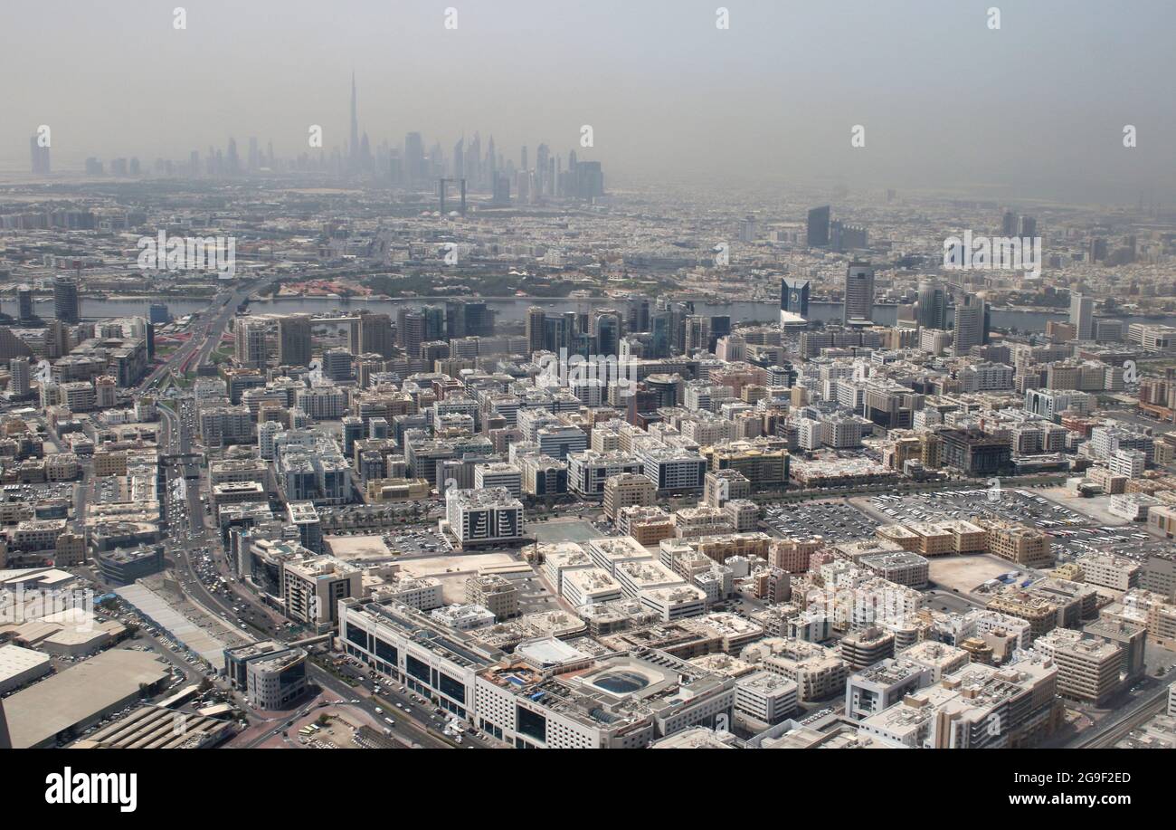 Luftaufnahme von Dubai und dem Internationalen Flughafen an einem rauchigen Tag Stockfoto