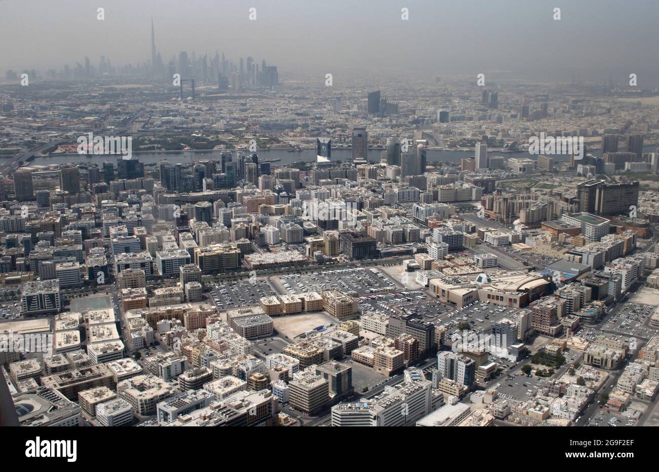 Luftaufnahme von Dubai und dem Internationalen Flughafen an einem rauchigen Tag Stockfoto