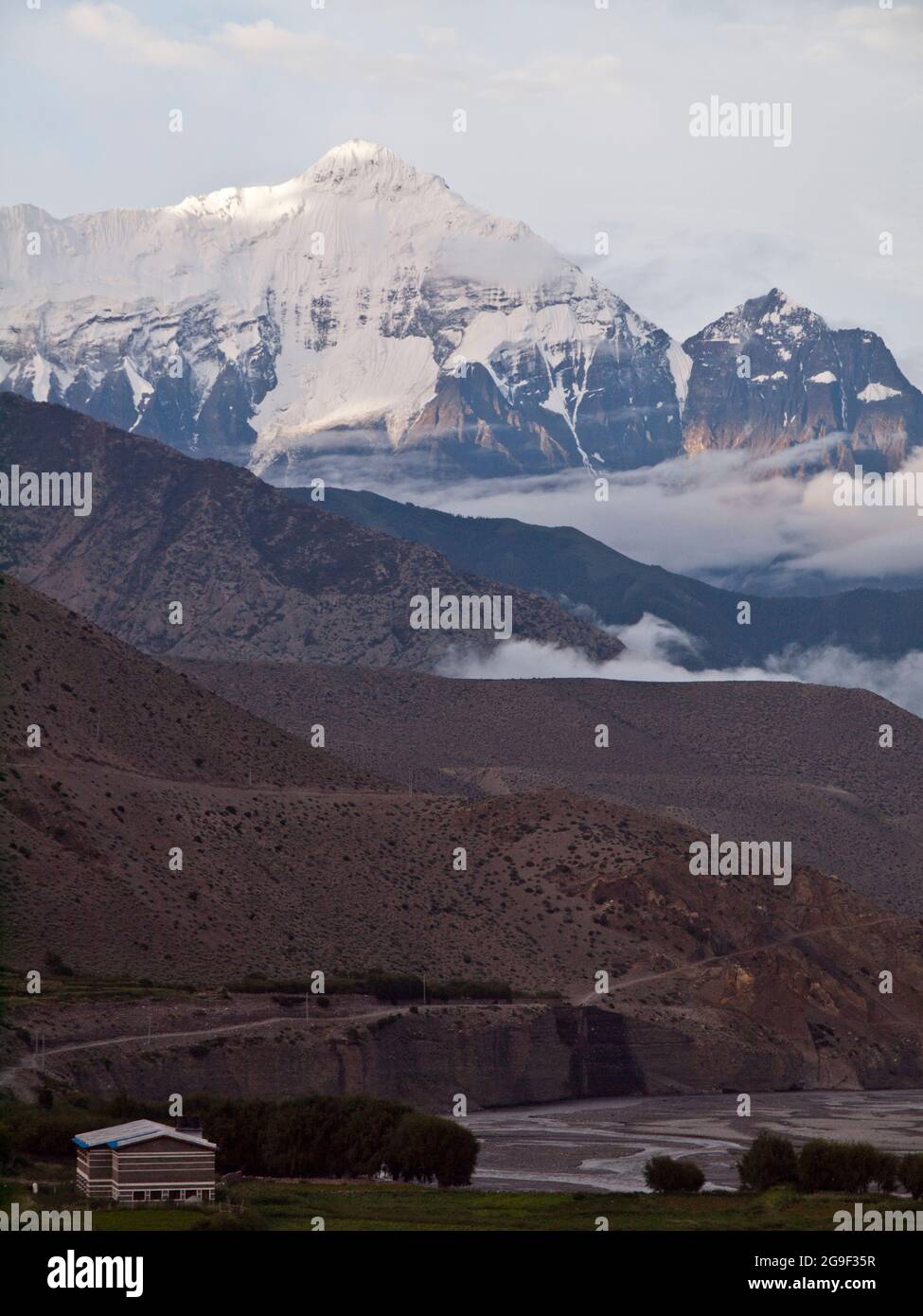 Die Nordwand von Nilgiri (7061 m) und Kagbeni Bauernhaus, Mustang Stockfoto