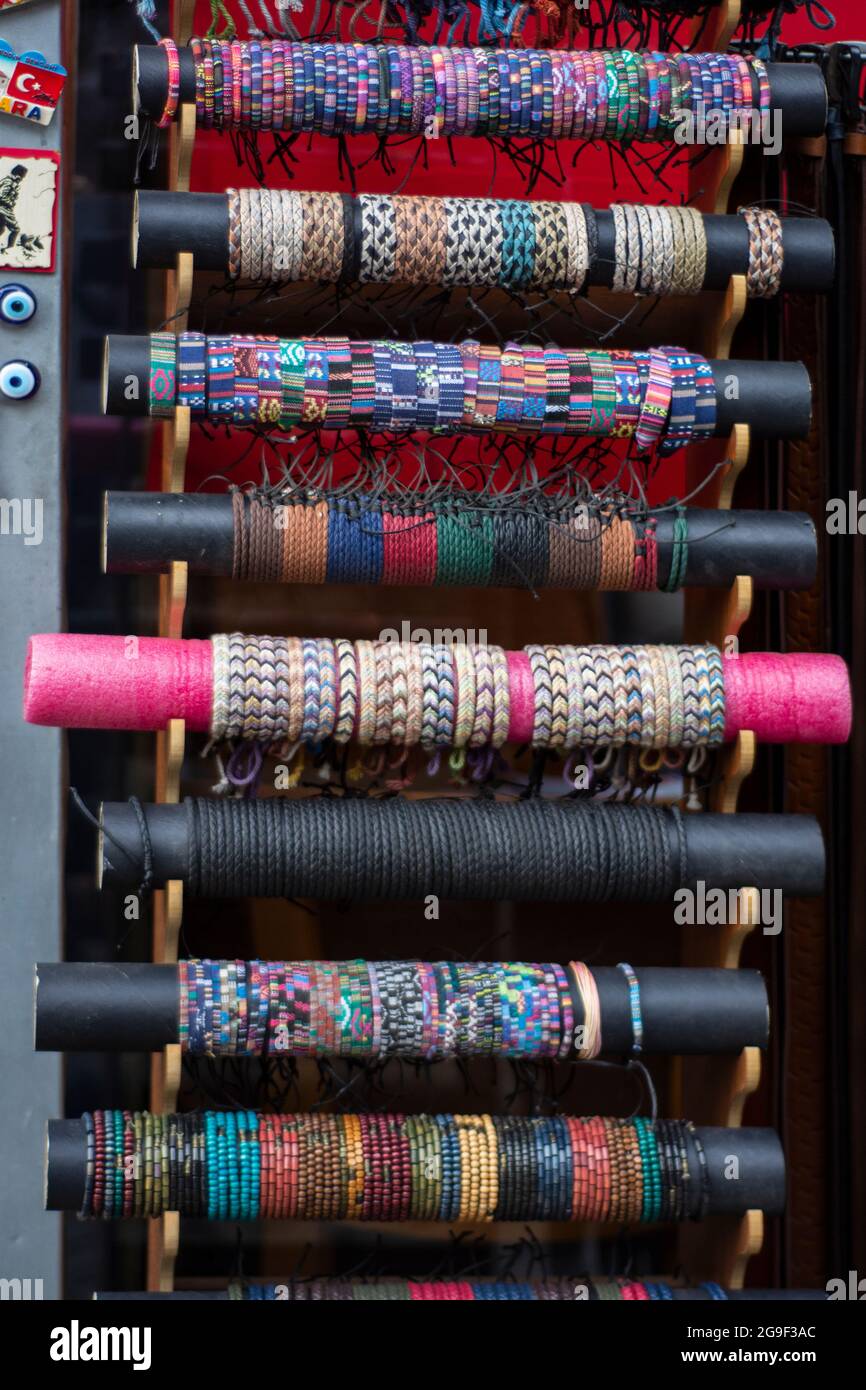 Handgefertigte, mit Gewinde versehene, bunte und verzierte Armbänder  Stockfotografie - Alamy