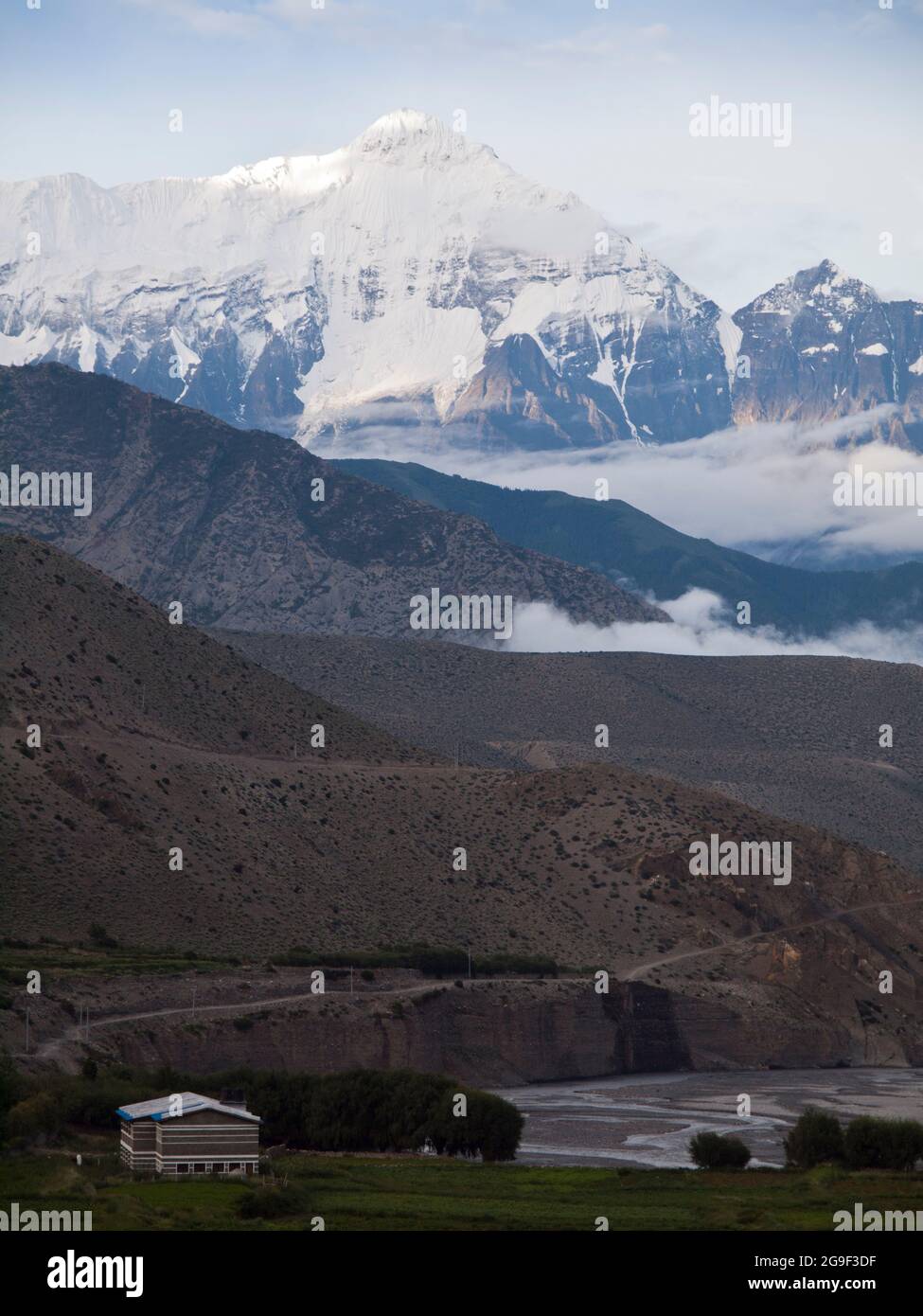 Die Nordwand von Nilgiri (7061 m) und Kagbeni Bauernhaus, Mustang Stockfoto