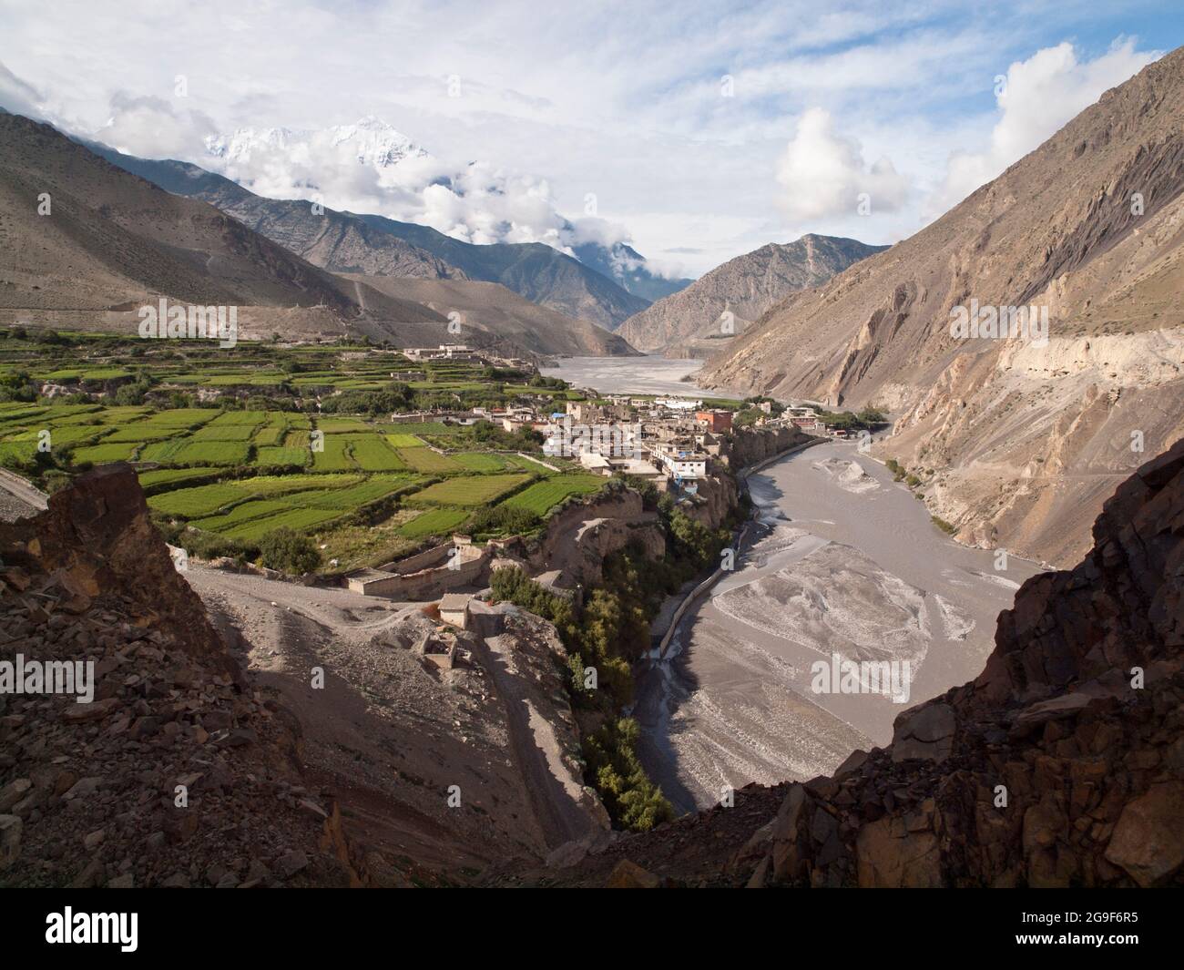 Nilgiri Himal über dem Kali Gandaki und terrassenförmig angelegten Feldern, Kagbeni, Mustang Stockfoto