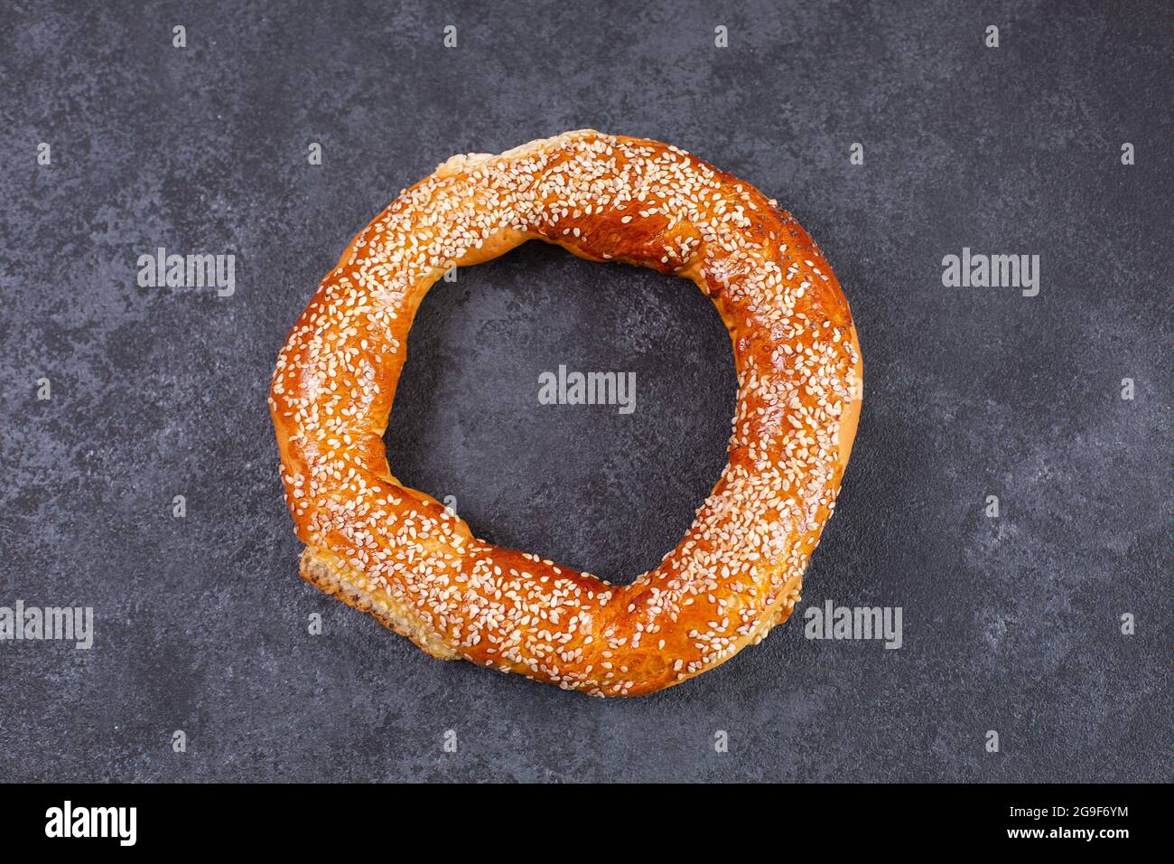 Hausgemachte Bagels mit Sesamsamen auf schwarzem Hintergrund. Türkische Bagel Stockfoto