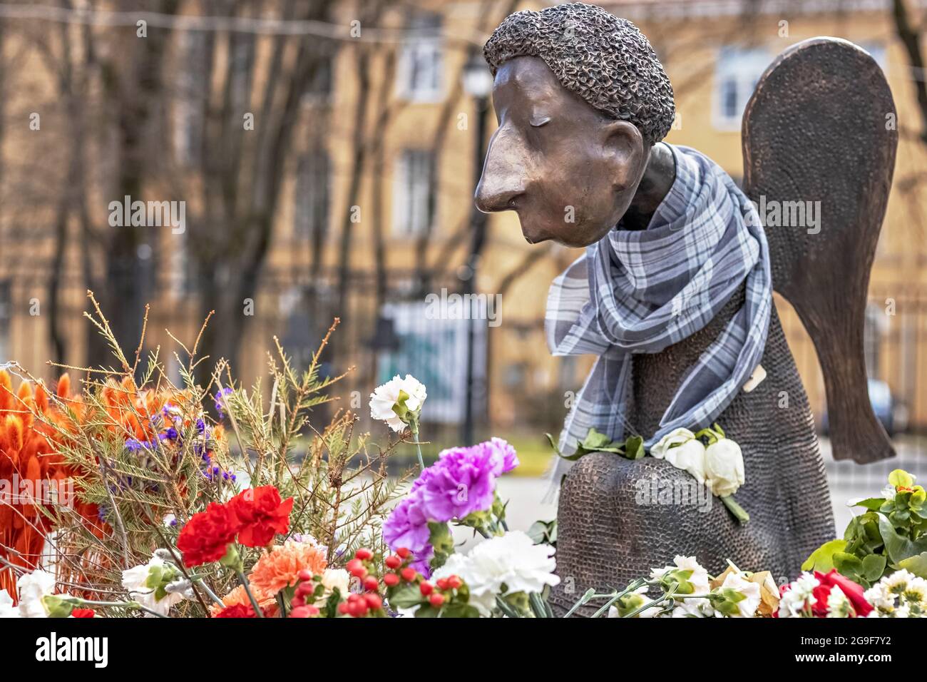 Denkmal für die gefallenen Ärzte in der Coronavirus-Pandemie in Form eines traurigen Engels. Stockfoto