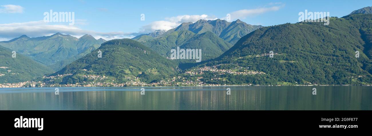 Blick von Colico auf die gegenüberliegende Seite des lago di como mit Bergen Stockfoto