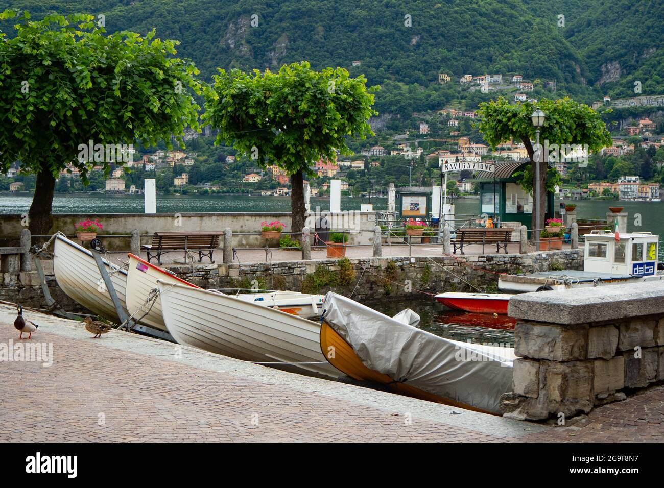 Kleiner Hafen Torno, Italien, am Lago di Como, mit kleinen Fischerbooten Stockfoto