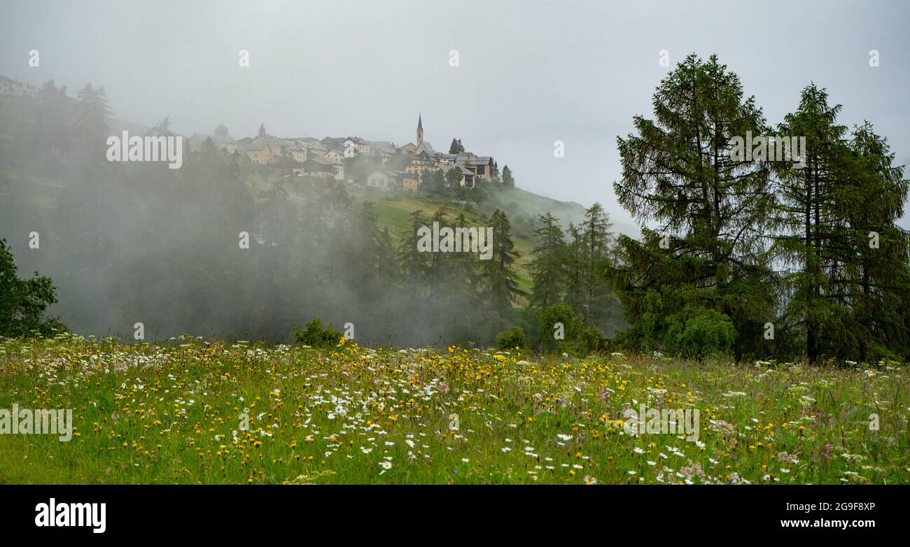 Blick auf das berühmte Bündner Dorf Guarda, Schweiz, an einem regnerischen Tag Stockfoto