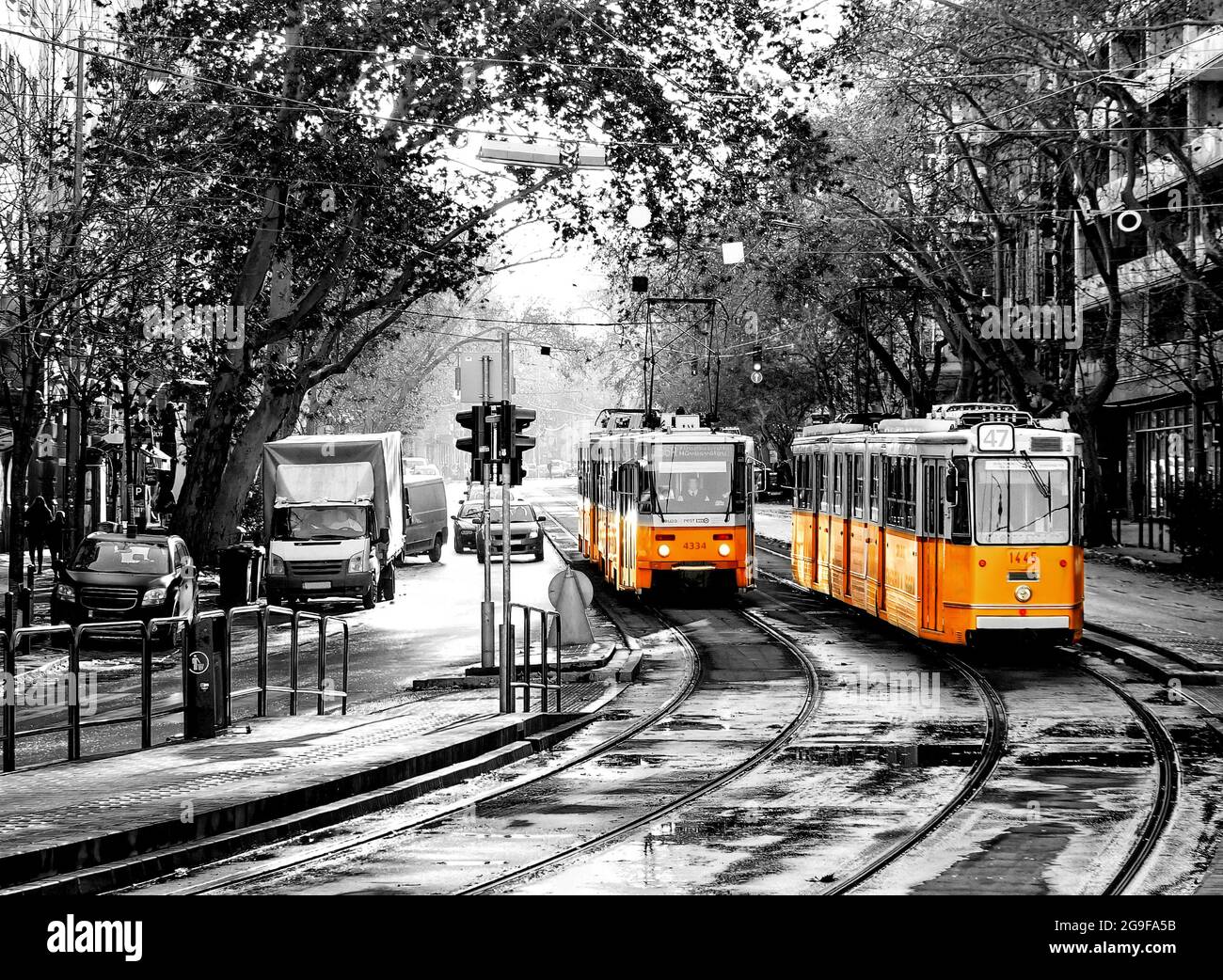 Schwarz-weiße Stadt Budapest, Ungarn und gelbe Straßenbahn Stockfoto