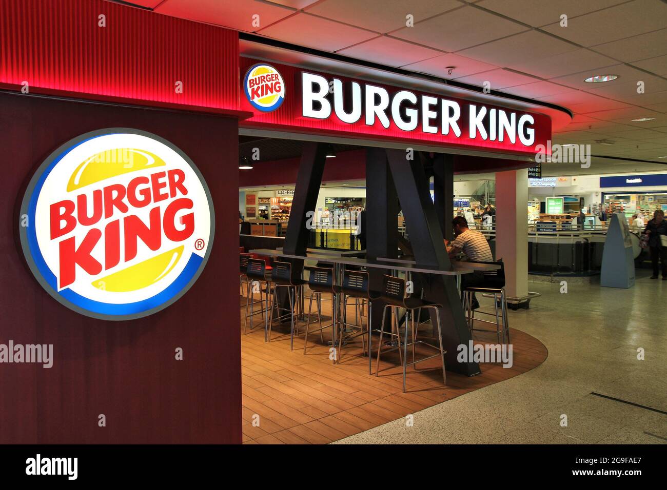 BIRMINGHAM, Großbritannien - 24. APRIL 2013: Reisende besuchen Burger King am internationalen Flughafen Birmingham, Großbritannien. Mit 8.9 Millionen Reisenden war es der 7. Stockfoto