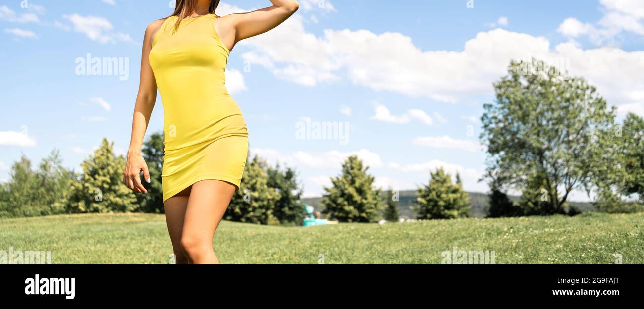 Sommerlicher Körper in Form. Fit schlanke Frau in gelbem Kleid. Dünne Taille nach Gewichtsverlust und Fitness-Diät. Gesunde weibliche Figur. Breites Panorama-Banner. Stockfoto