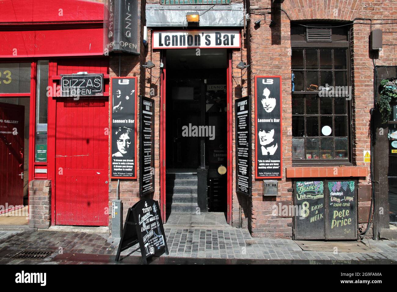 LIVERPOOL, Großbritannien - 20. APRIL 2013: Lennon's Bar in Liverpool, Großbritannien. Liverpool ist als Geburtsort der Beatles berühmt. Stockfoto
