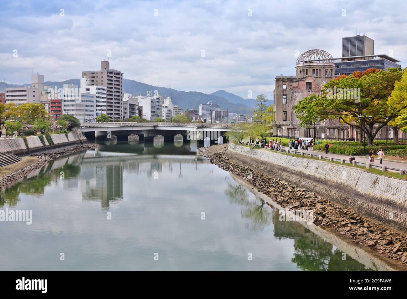 Skyline von Hiroshima. Stadtbild von Hiroshima, Japan. Atomic Bomb Dome auf der rechten Seite. Stockfoto