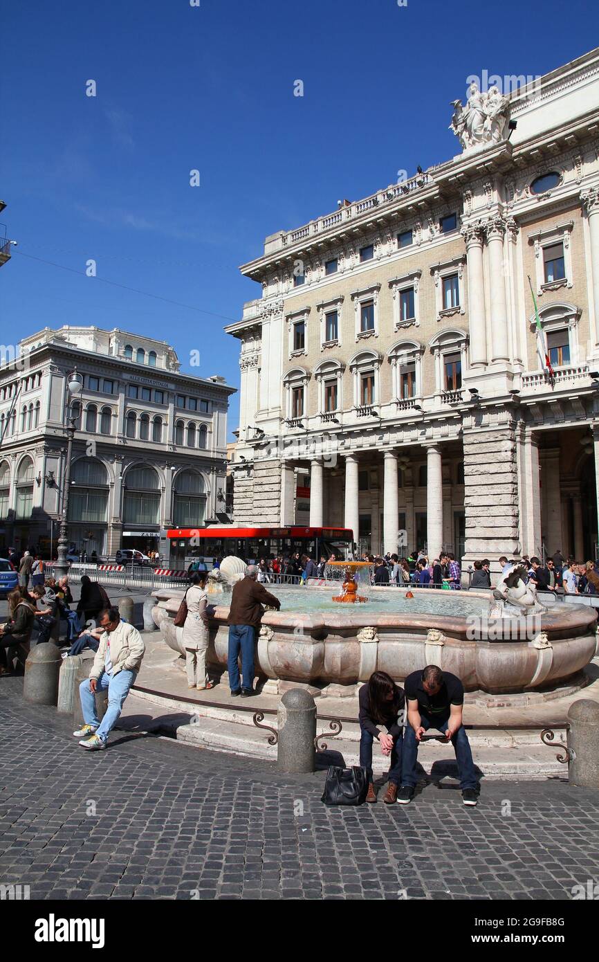 ROM, ITALIEN - 10. APRIL 2012: Am Brunnen auf dem Piazza Colonna in Rom sitzen Menschen. Nach offiziellen Angaben wurde Rom von 12.6 Millionen Menschen besucht Stockfoto