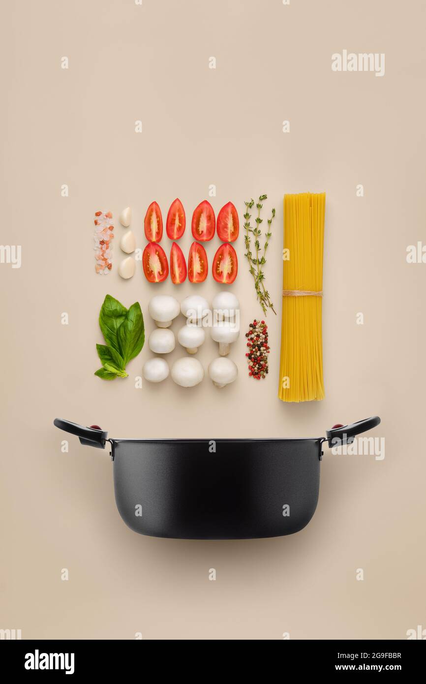 Rezept für Spaghetti-Nudeln, die in Einzelteile auf festem Hintergrund angeordnet sind Stockfoto