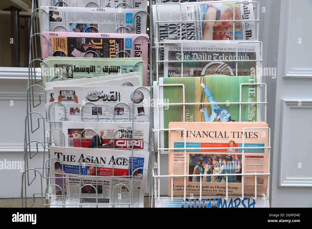 LONDON, Großbritannien - 15. JULI 2019: Internationale Zeitungsauswahl in London. Zu den Pressetiteln gehören Al-Quds Al-Arabi, The Asian Age, Corriere della Sera Stockfoto