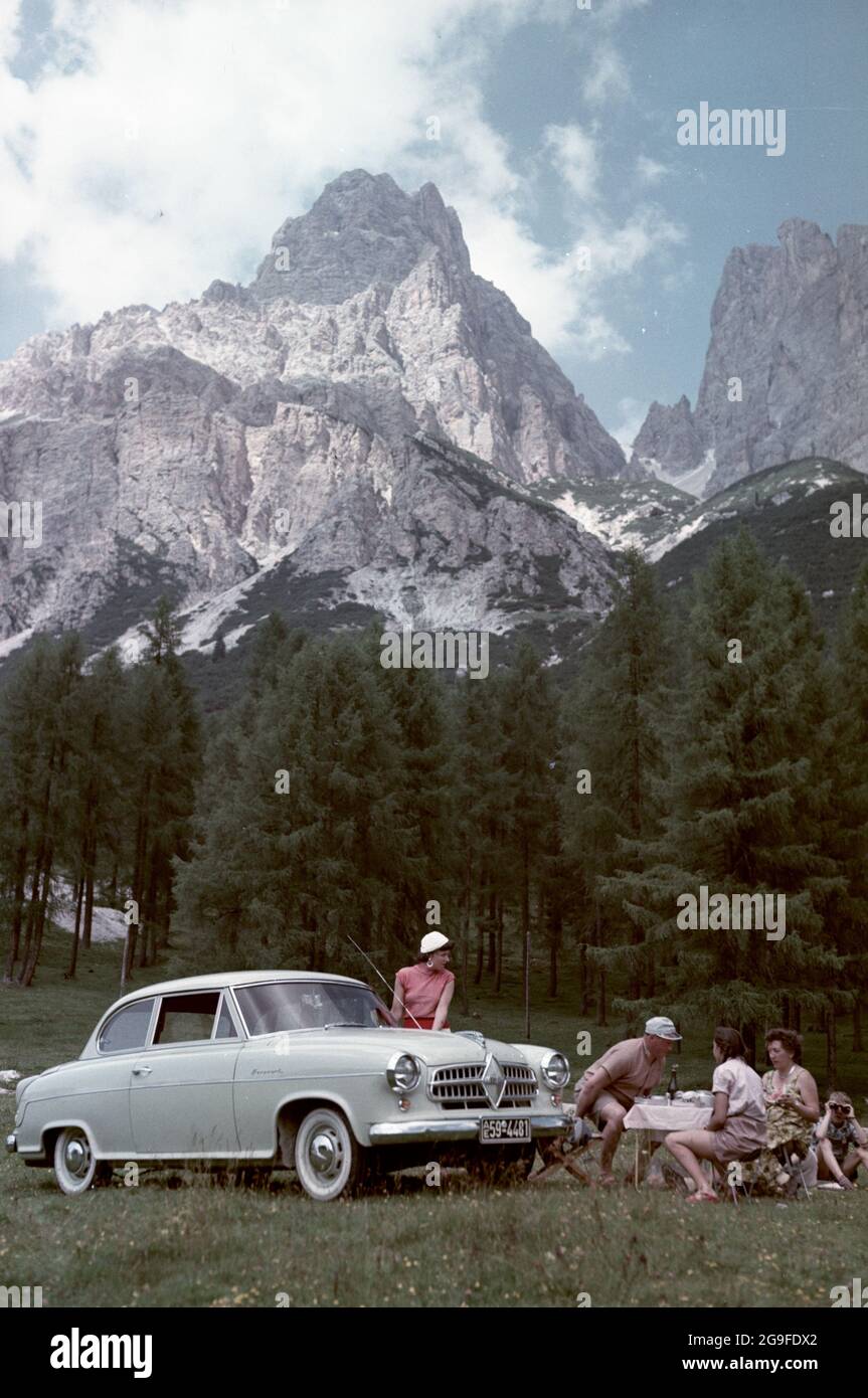 Transport, Auto, Borgward Isabella Limousine, Version 1954, Cortina d'Ampezzo, Monte Cristallo, Italien, ZUSÄTZLICHE-RIGHTS-CLEARANCE-INFO-NOT-AVAILABLE Stockfoto