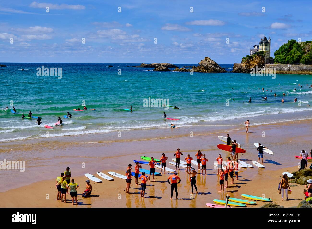 Frankreich, Pyrénées-Atlantiques (64), Baskenland, Biarritz, Surfer am Strand von Plage des Basques mit Blick auf die Villa Belza Stockfoto