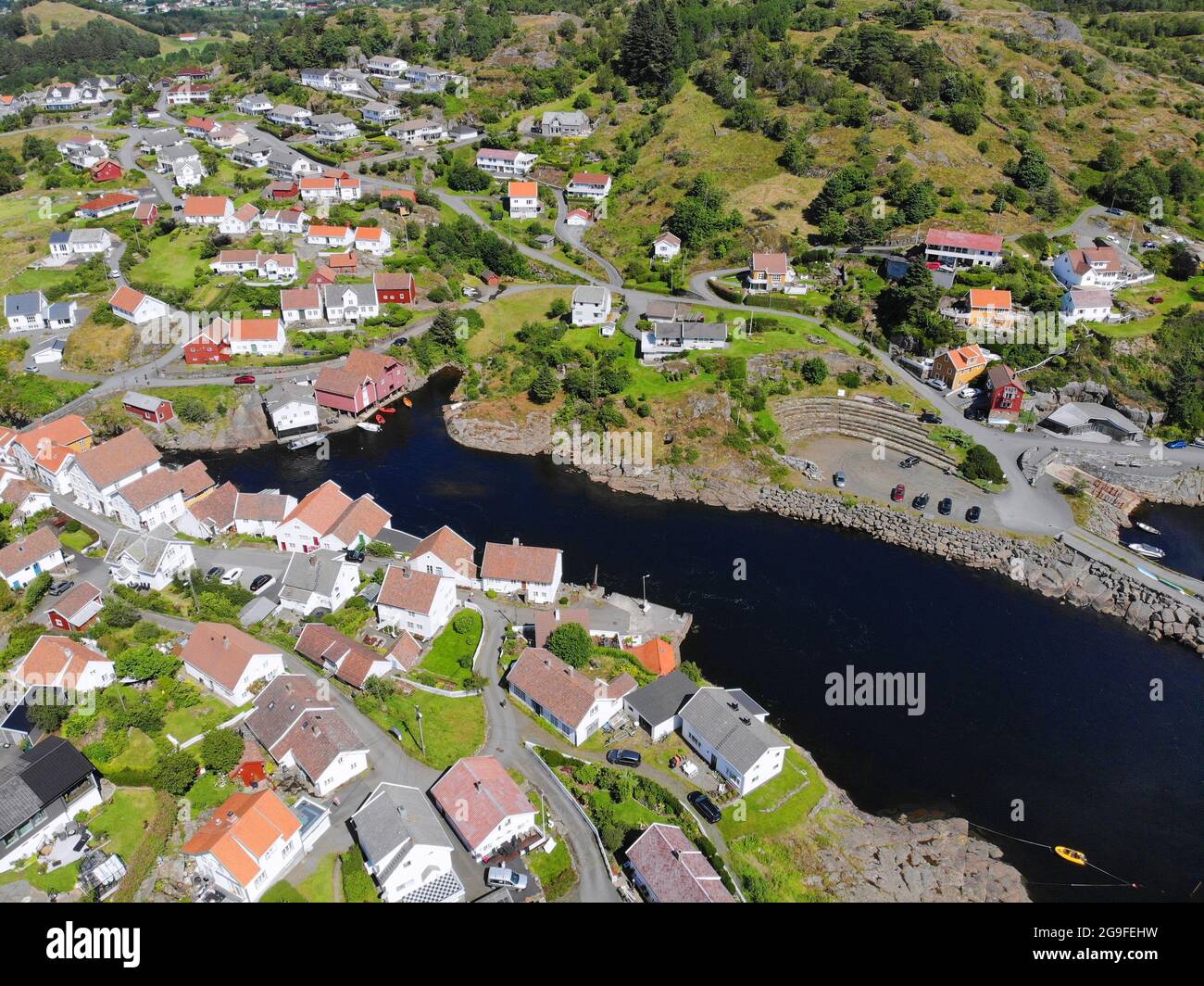 Sogndalstrand Stadt Drohne Luftaufnahme in Südnorwegen. Stadt im Bezirk Rogaland. Stockfoto