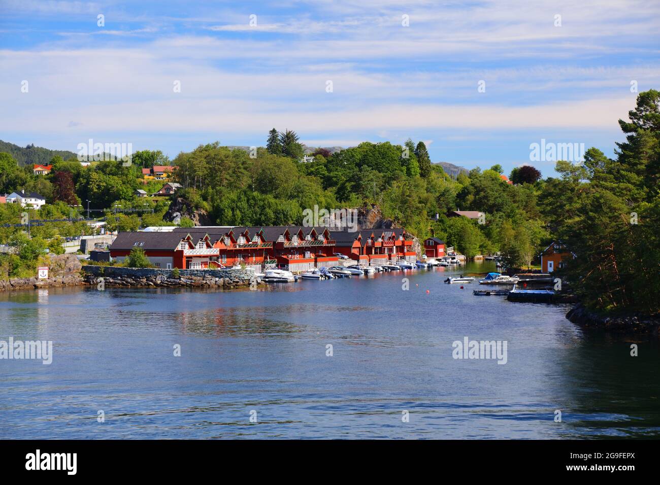 Halhjem - Blick auf die Stadt in Norwegen. Sommer Dorf Blick in Noway. Stockfoto