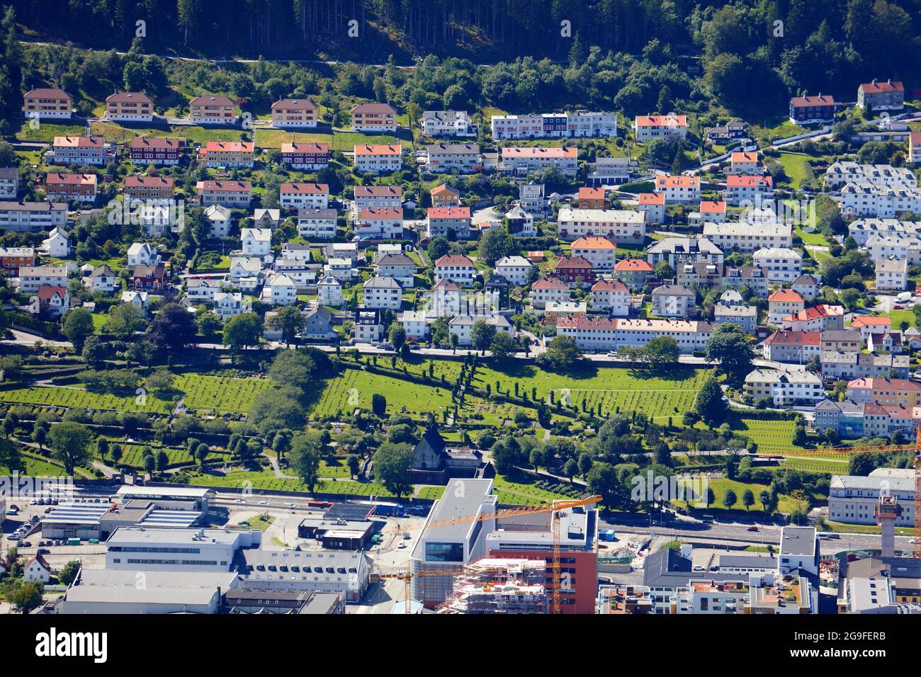 Bergen, Norwegen. Wohnviertel und Friedhof in Bergen - Solheim. Stockfoto