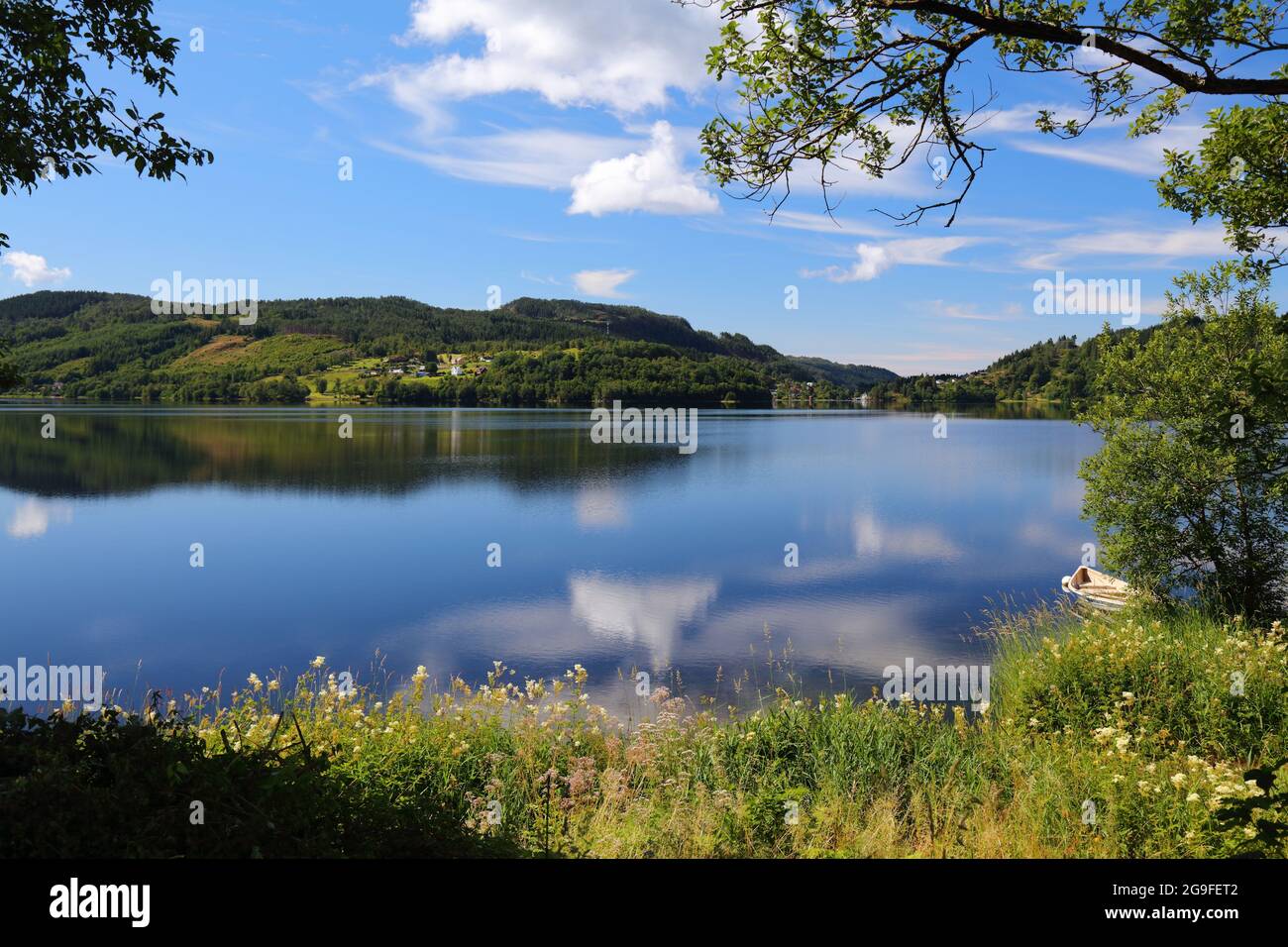 Kalandsvatnet See in Norwegen. Es ist der größte See in der Gemeinde Bergen. Schönes Sommerwetter. Stockfoto