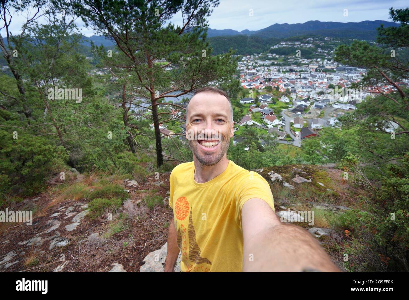 Traveler Selfie in Norwegen Wandergebiet - Bergpfad über der Stadt Flekkefjord. Freizeitaktivitäten im Freien in der Region Sorlandet. Stockfoto