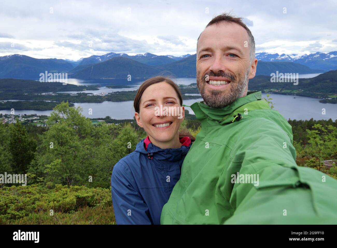 Paar Touristen Selfie in Norwegen Wandergebiet - Bergpfad über der Stadt Skodje (Sunnmore Region). Freizeitaktivitäten im Freien. Stockfoto