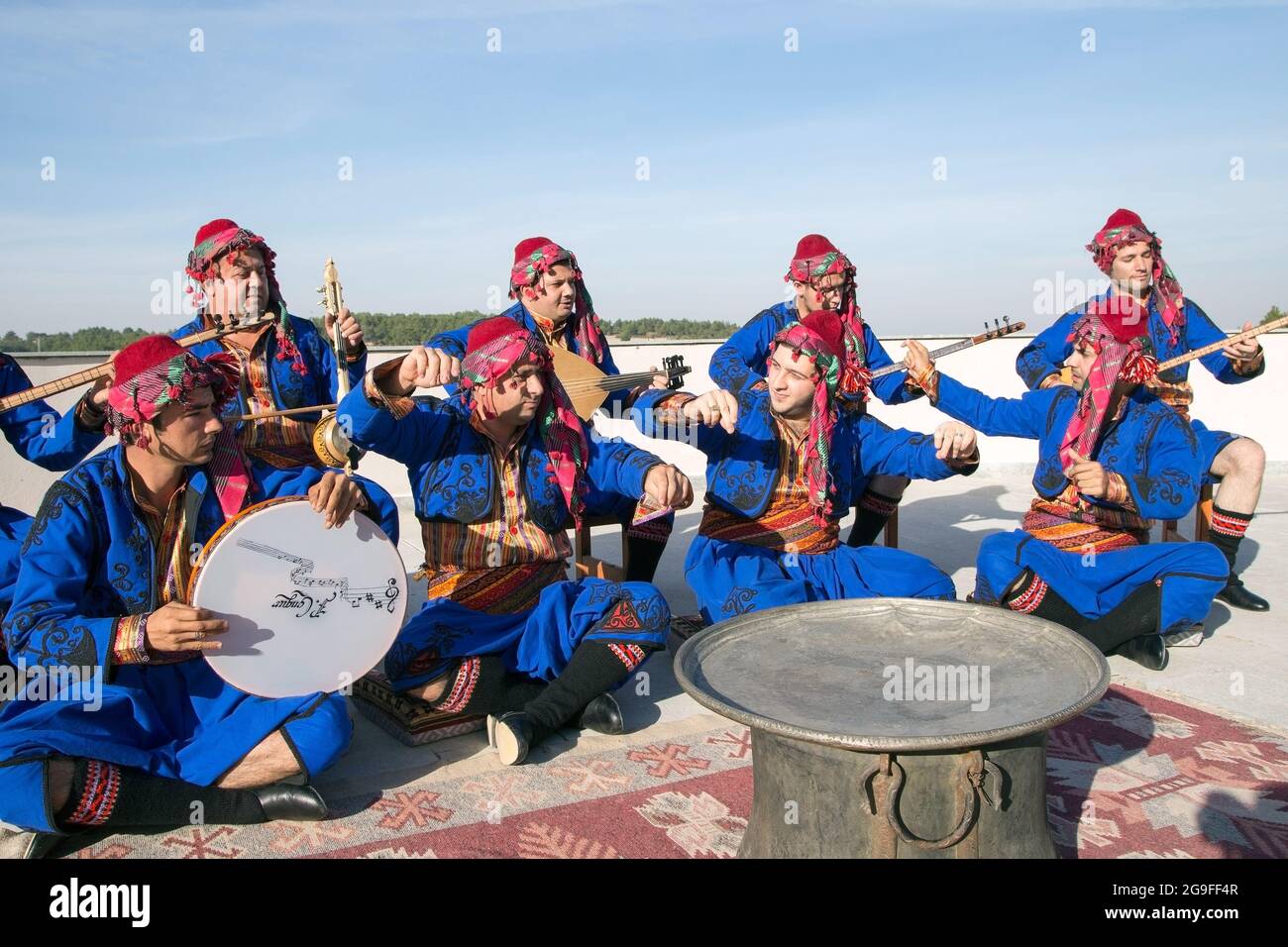 Bilecik/Türkei - 10/30/2013 : Volksdichter singen in authentischer Tracht Pelitözüsee im Hintergrund Stockfoto