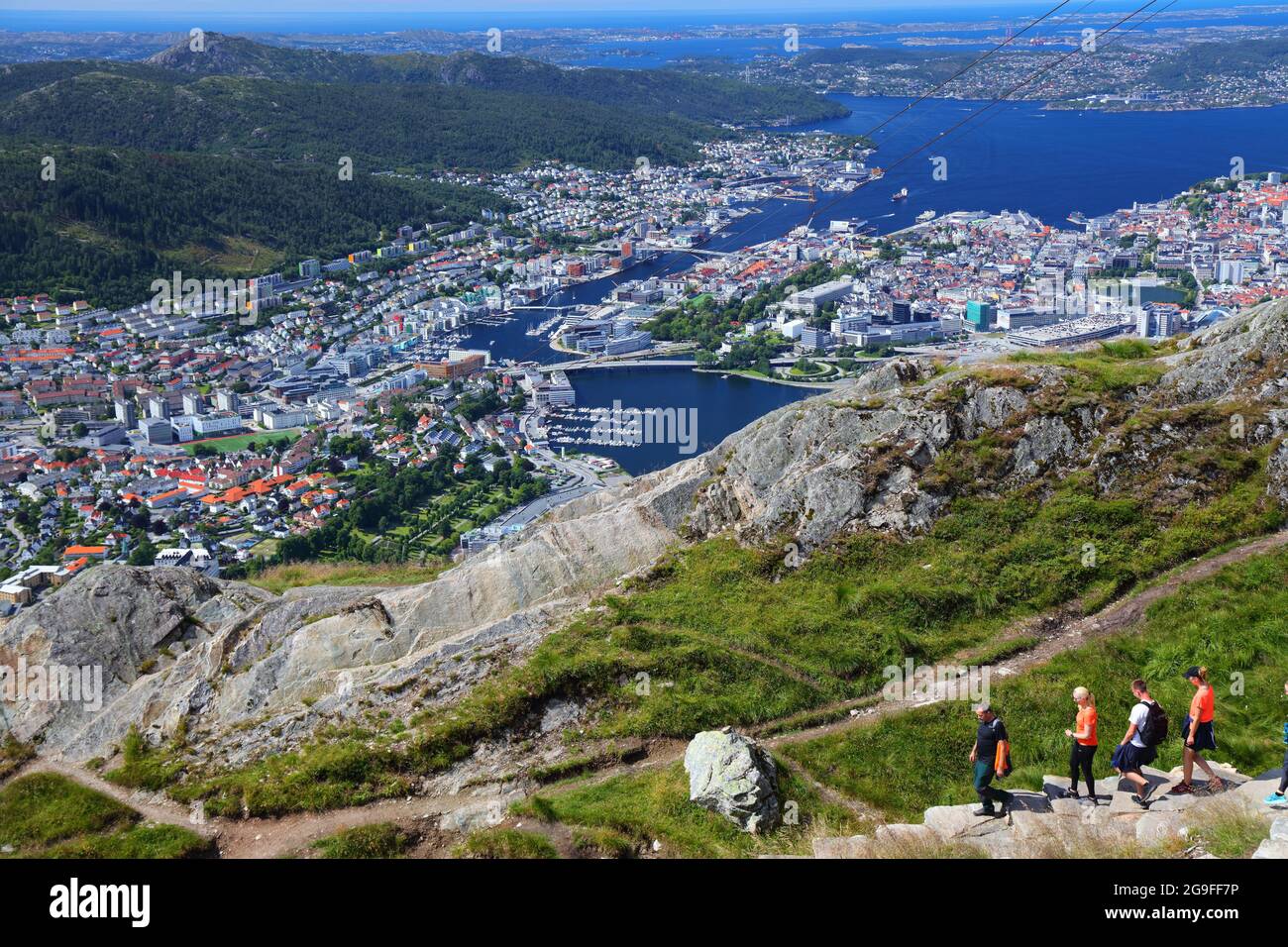 BERGEN, NORWEGEN - 23. JULI 2020: Die Menschen wandern auf dem Ulriken-Bergweg über Bergen, Norwegen. Mit 643 Metern ist Ulriken der höchste von Sieben Stockfoto