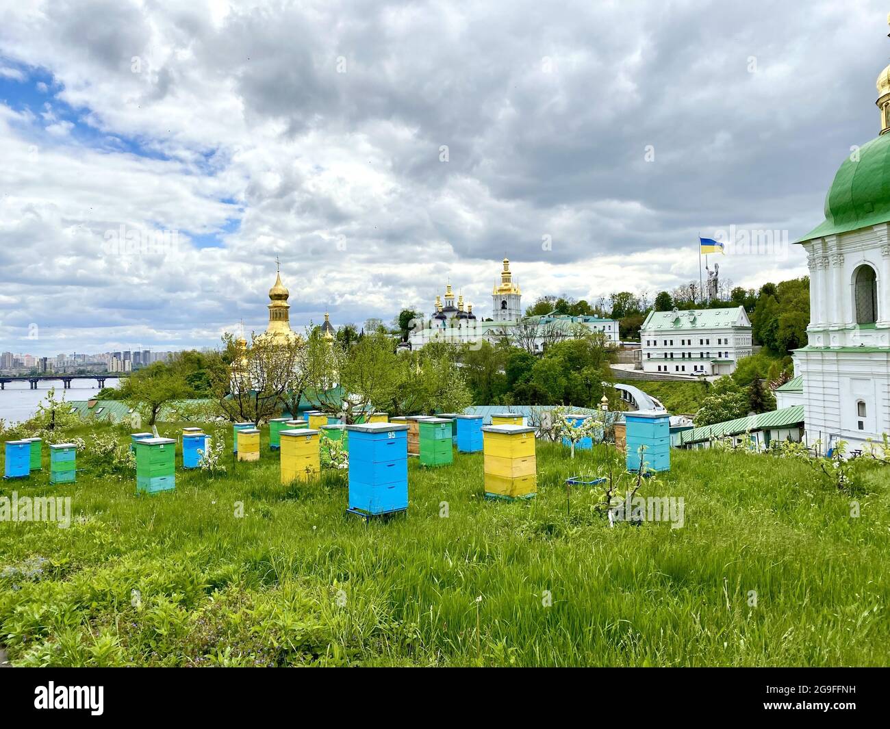 Blick auf das Kiewer Kloster Pechersk Lavra in Kiew, Ukraine an einem bewölkten Tag Stockfoto