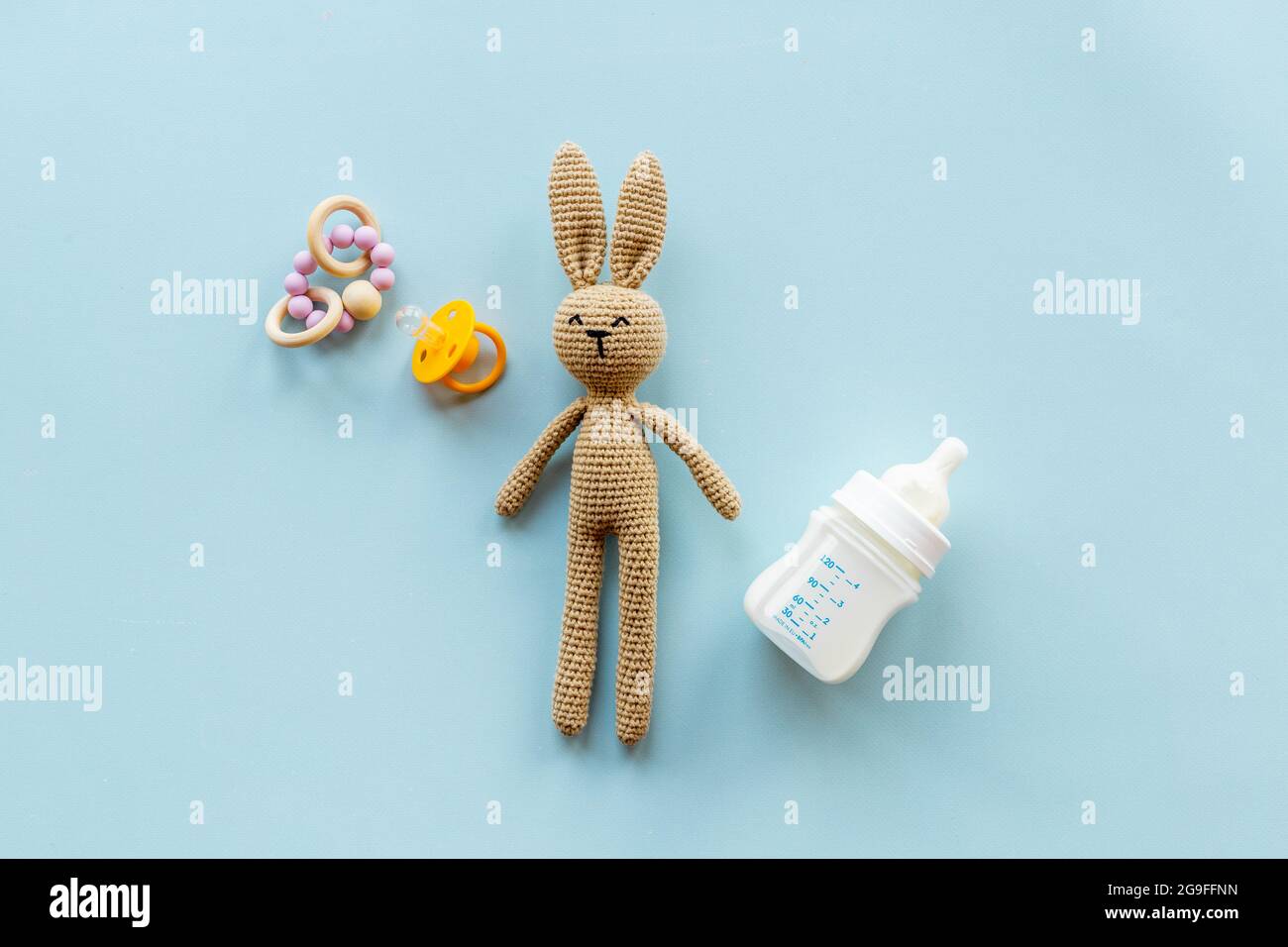 Baby Accessoires mit Milchflasche und Kaninchenspielzeug Stockfoto