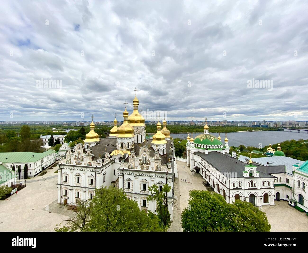 Luftaufnahme des Kiewer Pechersk-Lavra-Klosters in Kiew, Ukraine an einem bewölkten Tag Stockfoto