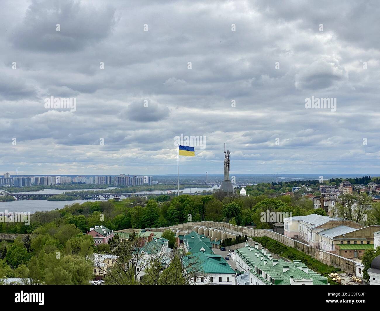 Luftaufnahme des Kiewer Pechersk-Lavra-Klosters in Kiew, Ukraine an einem bewölkten Tag Stockfoto