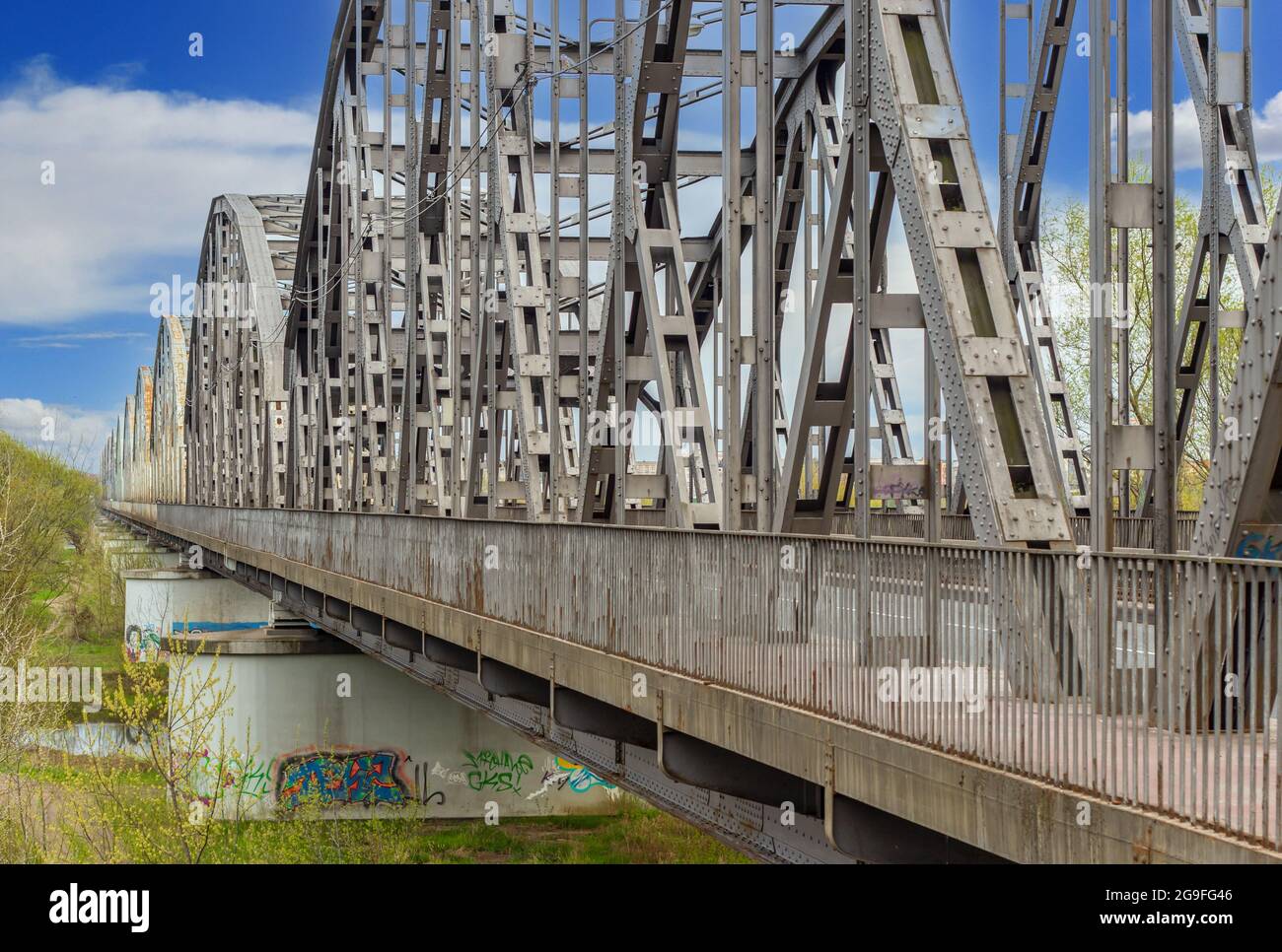 Am Ostufer der Weichsel liegt Grudziadz, eine wunderschöne Stadt, die durch die befestigten Getreidespeicher und die Bronisław Malinowski Brücke hervorgehoben wird Stockfoto