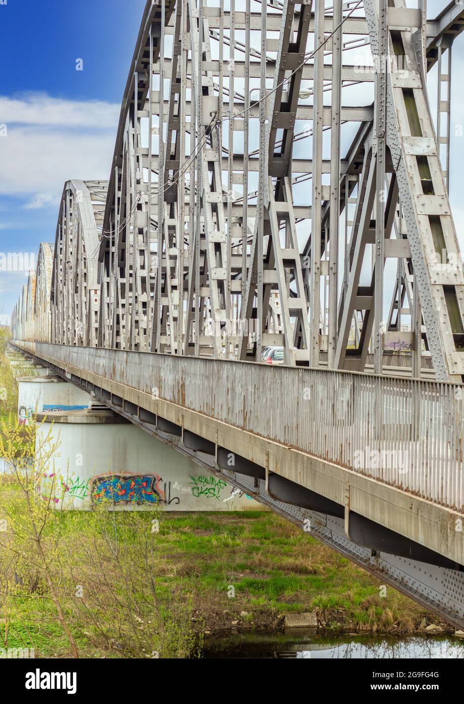 Am Ostufer der Weichsel liegt Grudziadz, eine wunderschöne Stadt, die durch die befestigten Getreidespeicher und die Bronisław Malinowski Brücke hervorgehoben wird Stockfoto