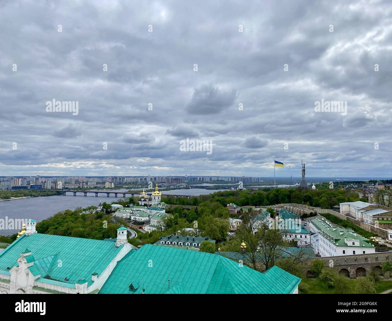 Luftaufnahme des Kiewer Pechersk-Lavra-Klosters in Kiew, Ukraine an einem bewölkten Tag Stockfoto