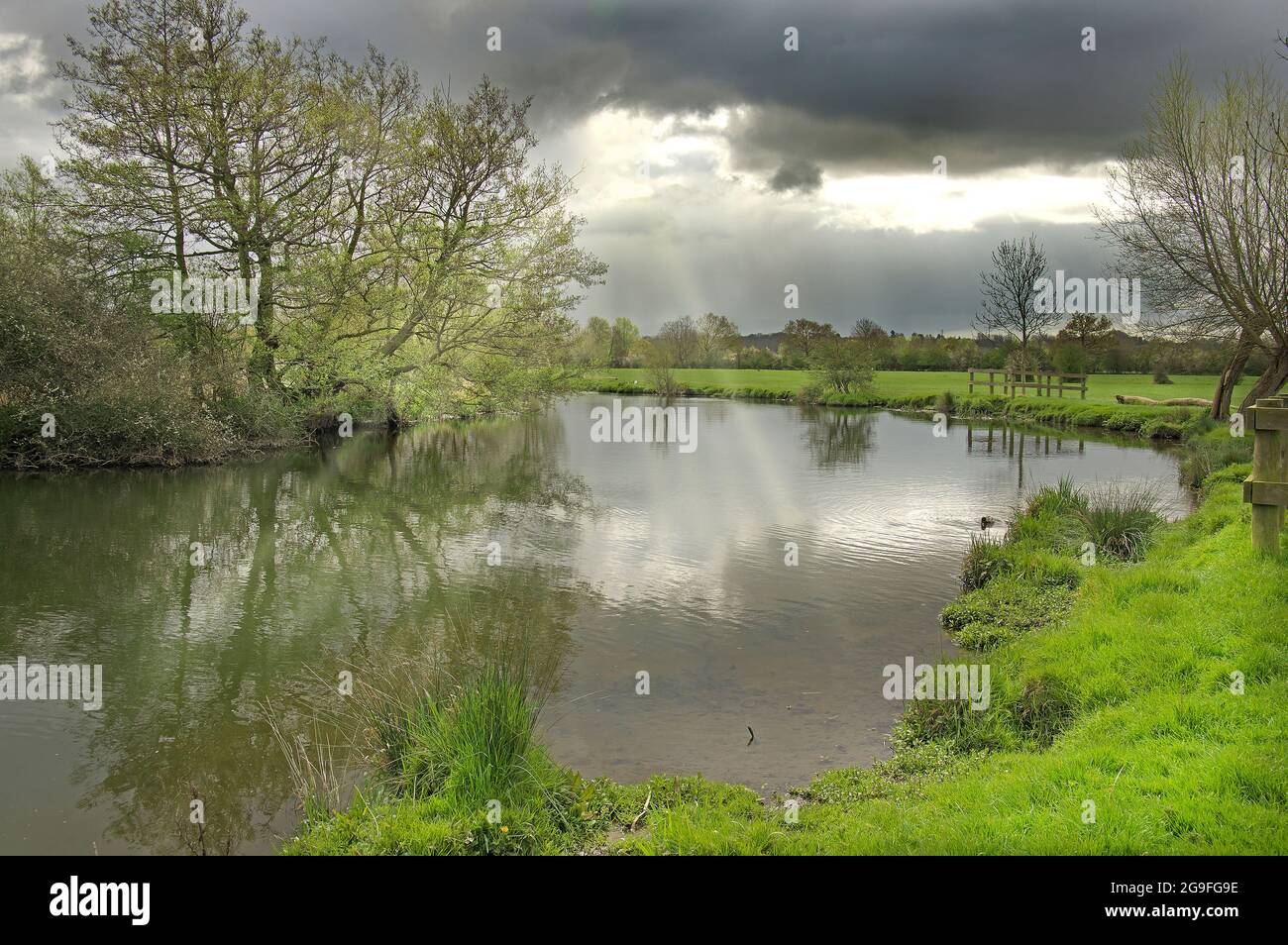 Stürmische Stimmung auf dem River Stour, Suffolk, England Stockfoto