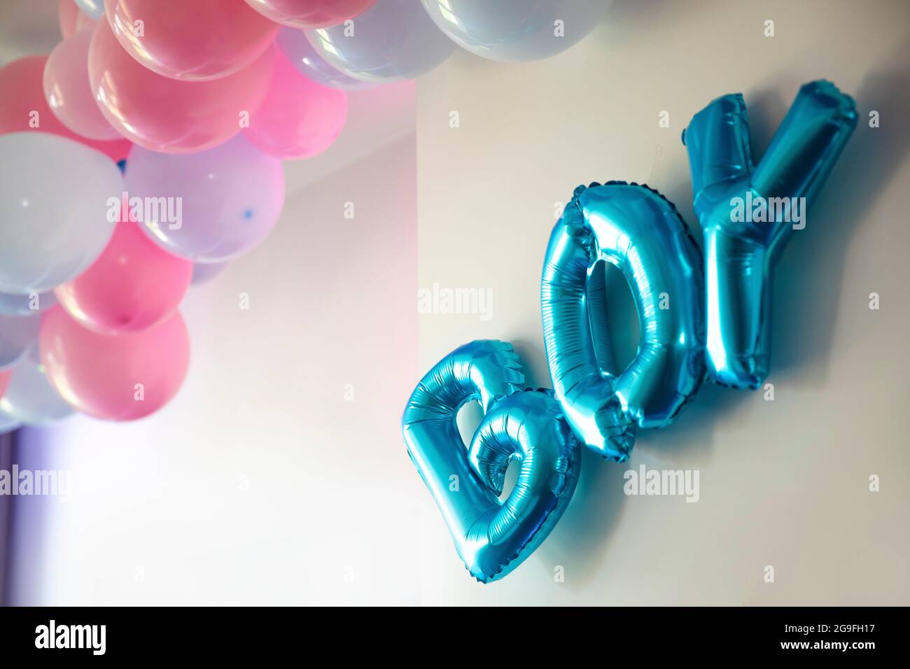 Geschlecht zeigen Party blauen und rosa Ballons im Wohnzimmer auf weißen Wand Definition eines Jungen oder Mädchen, Sammlung Party Dekoration Stockfoto