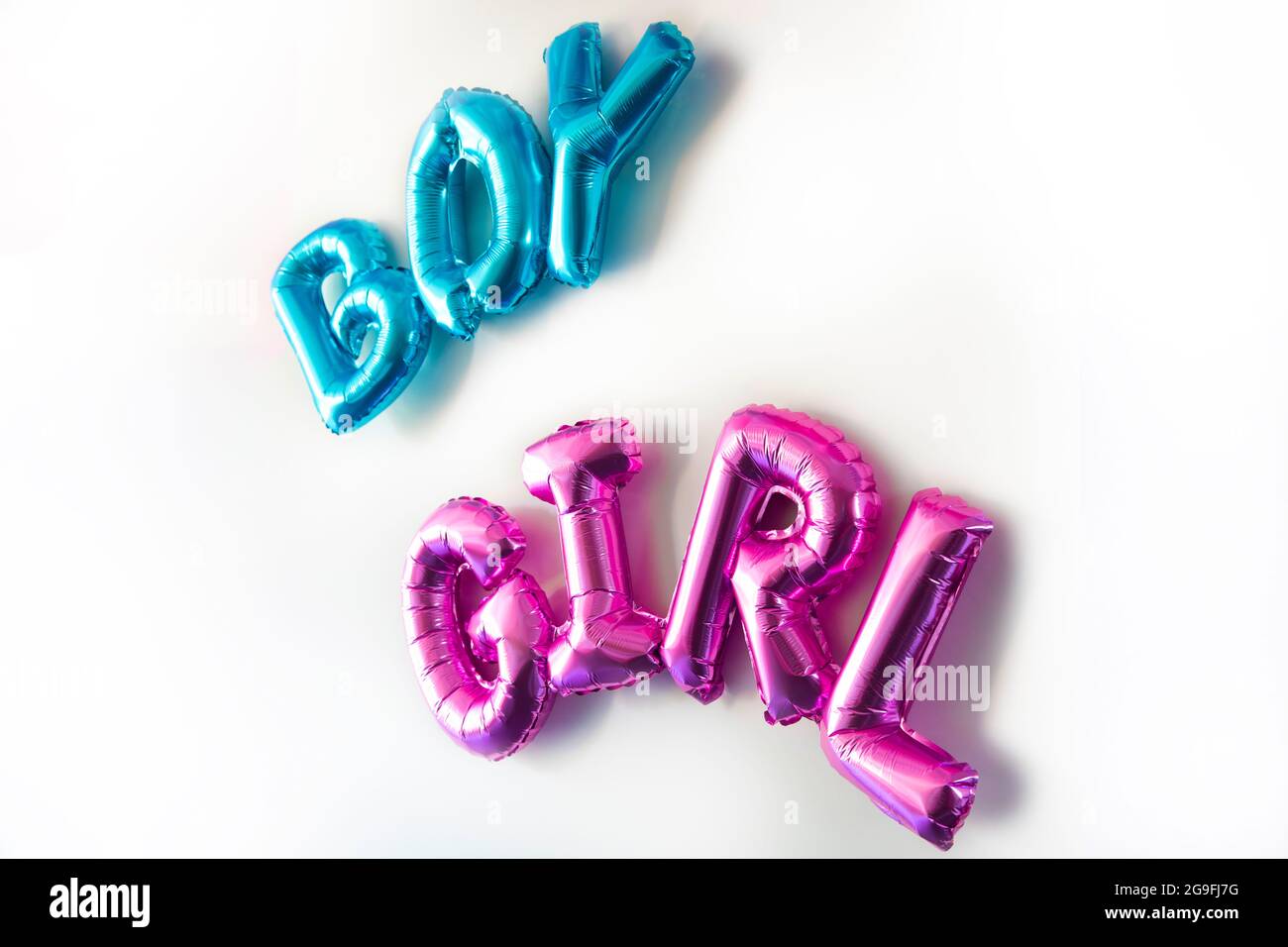 Gender Reveal Ballons isoliert auf weißem Hintergrund, Gender Reveal Party Dekoration rosa und blau, er oder sie Konzept Stockfoto
