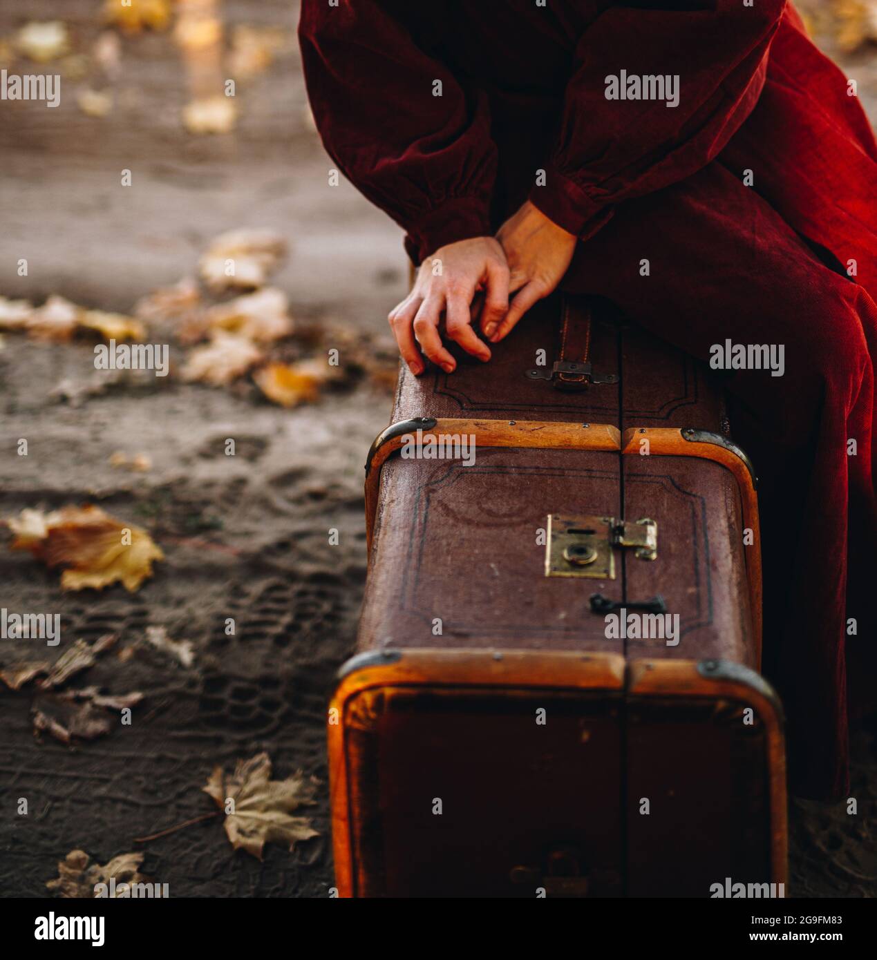 Frau Hände mit alten Koffer Stockfoto