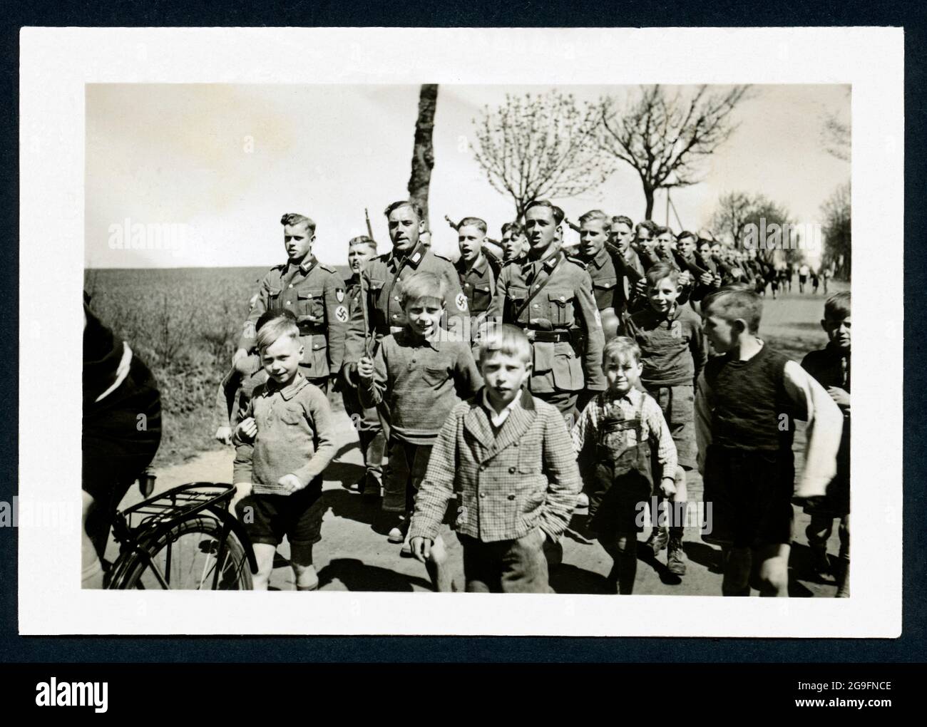 Europa, Deutschland, 2. Weltkrieg, Männer des Reichs-Arbeitsdienstes marschieren, 1940, ZUSÄTZLICHE RECHTE-CLEARANCE-INFO-NICHT VERFÜGBAR Stockfoto