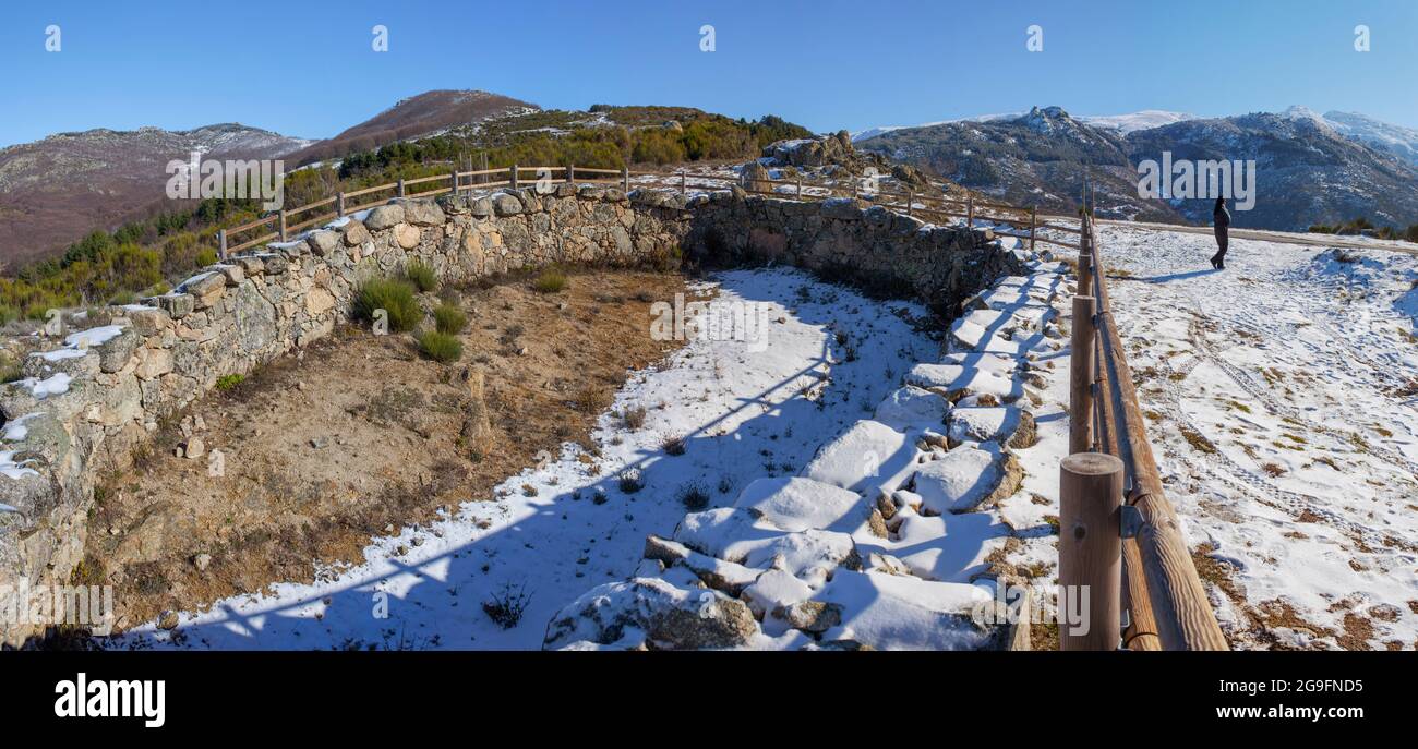 Besucher in der Nähe des alten Corral de Lobos oder der Wolves Trap. La Garganta, Extremadura, Spanien Stockfoto