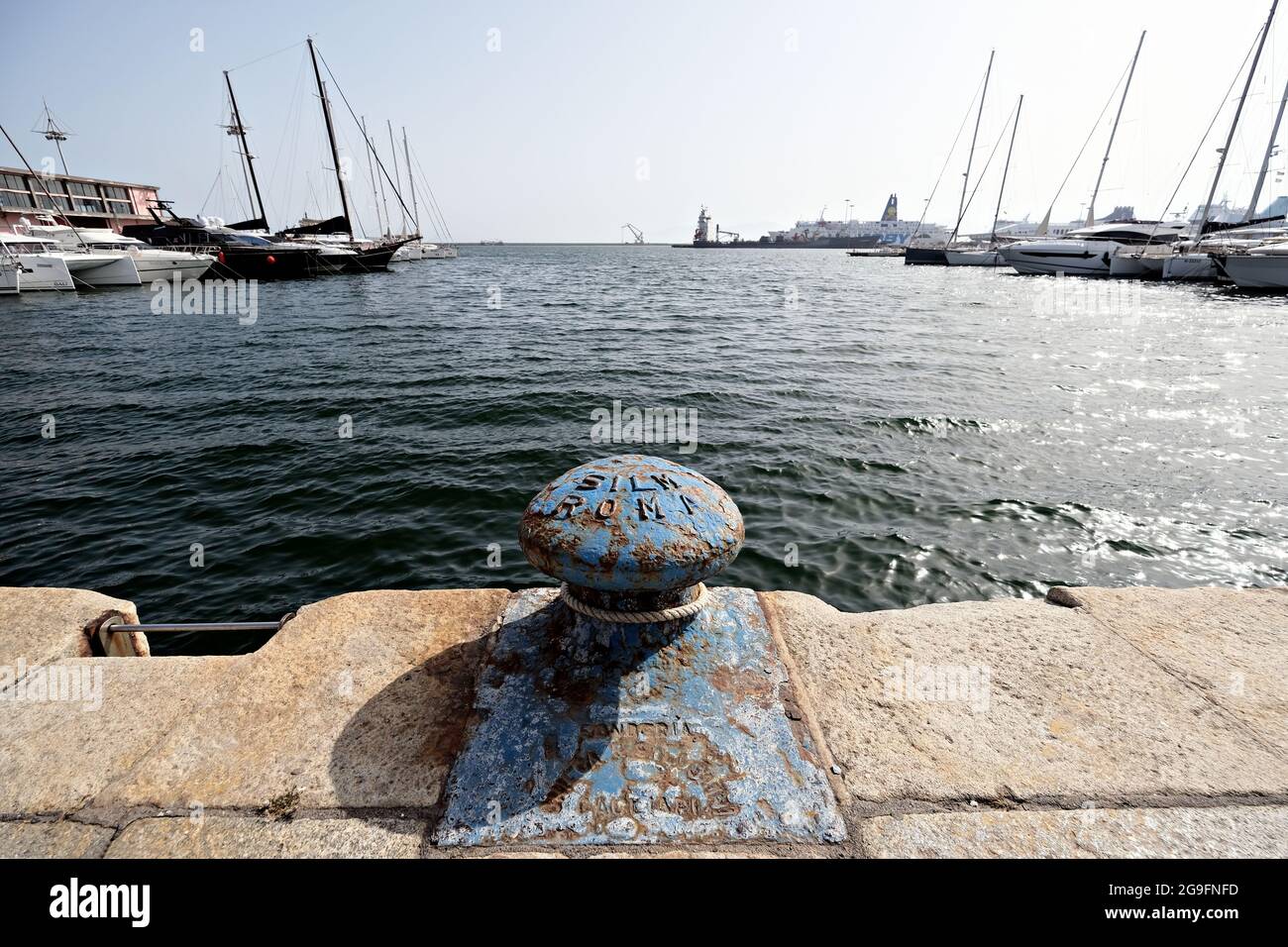 Blick auf den Hafen von Cagliari vom Kai aus Stockfoto